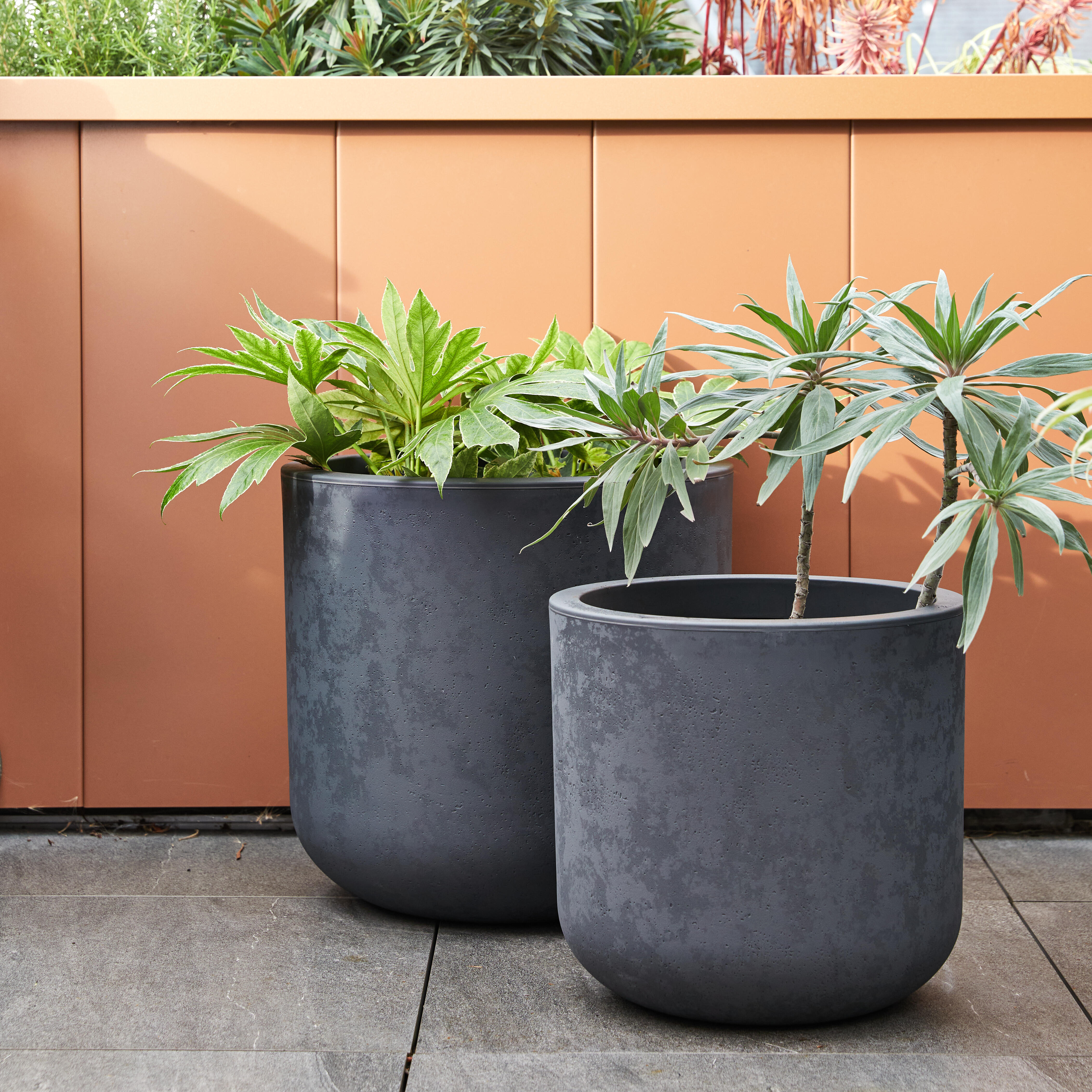Pot rond EDA Basalt up l.38.5 x H.36.8 cm 32,5L gris anthracite - 3