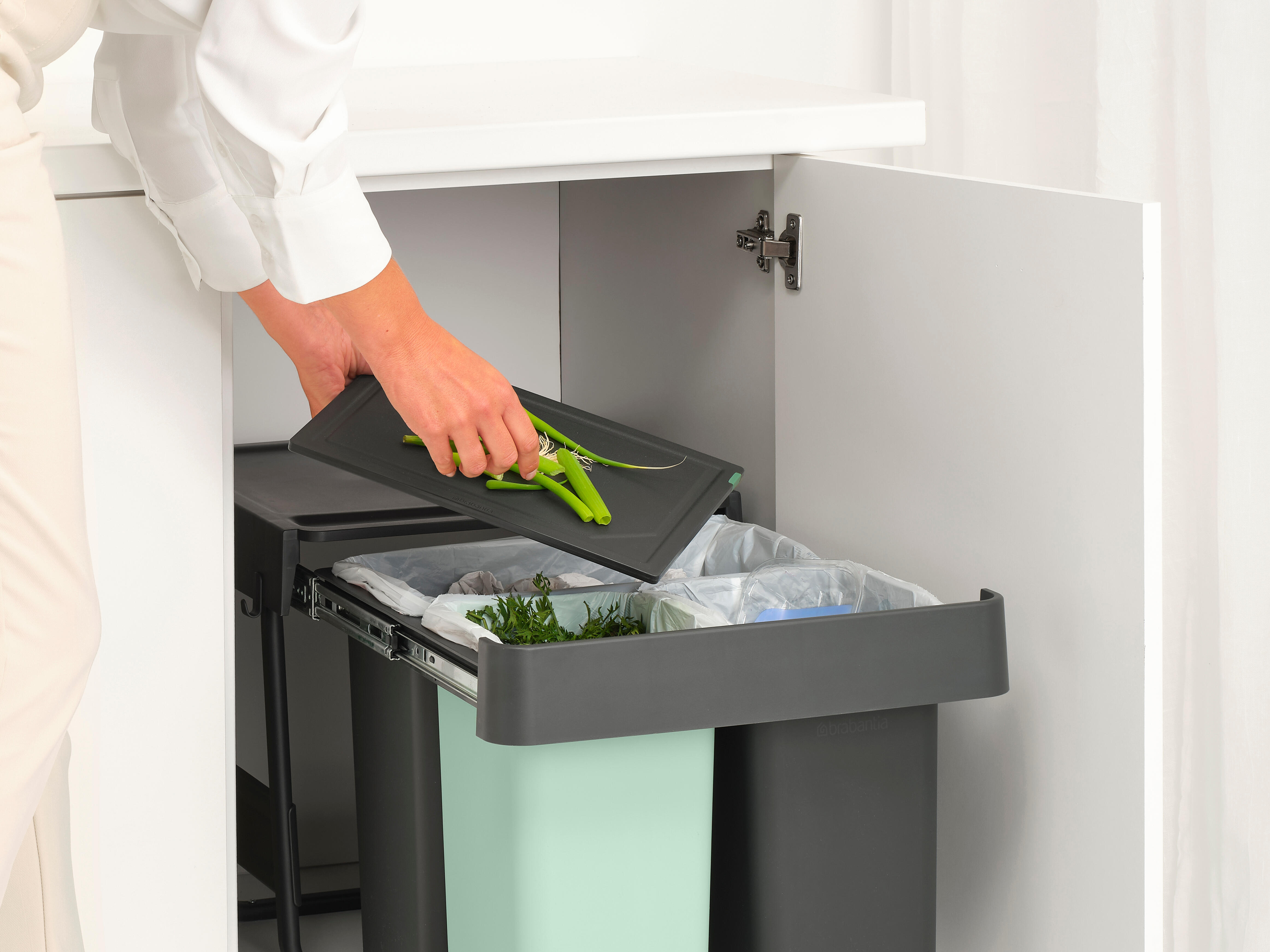 Poubelle coulissante de cuisine 20+10+10L BRABANTIA Sort&go gris - 8