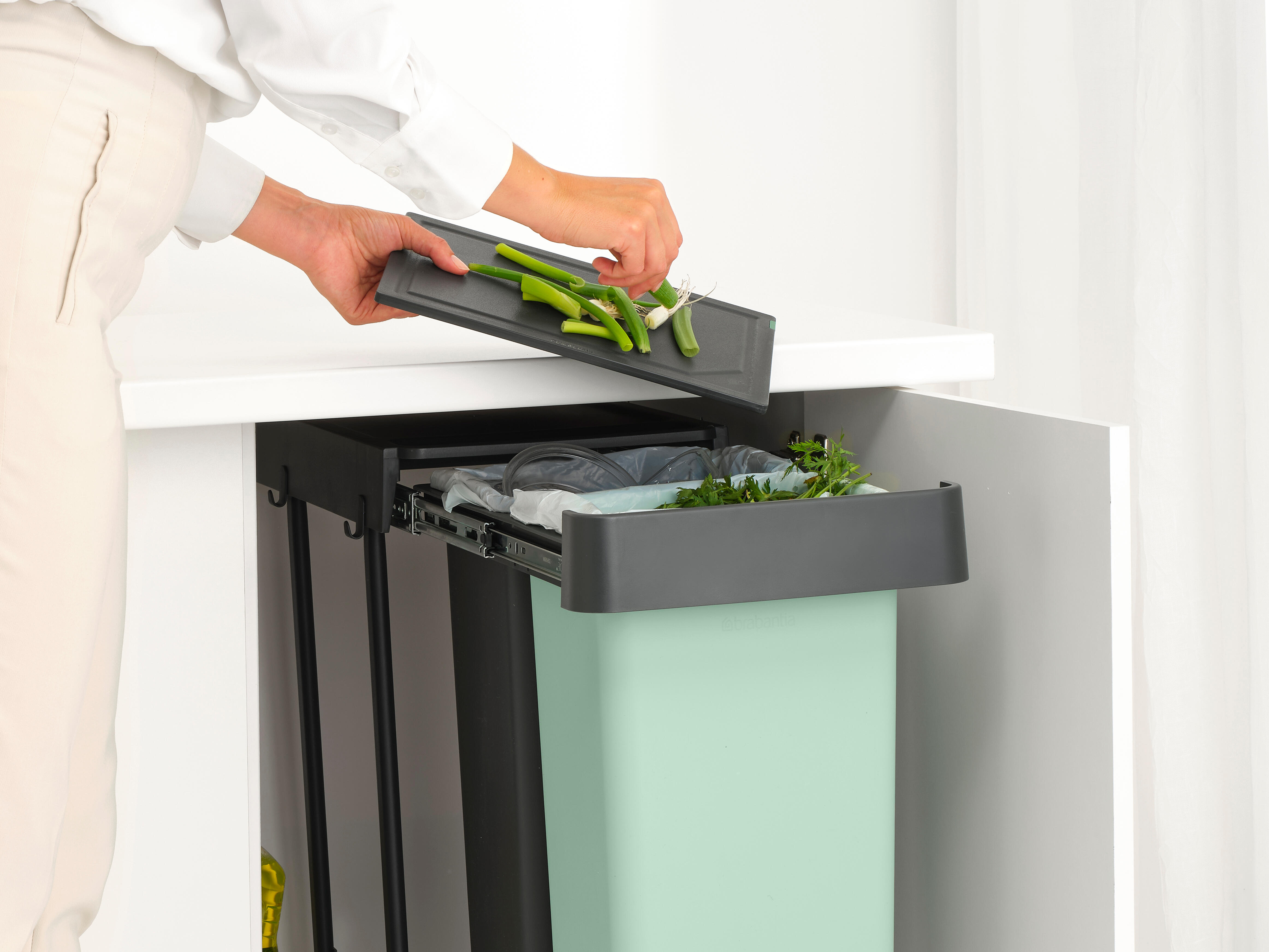 Poubelle coulissante de cuisine 30+30L BRABANTIA Sort&go gris - 5