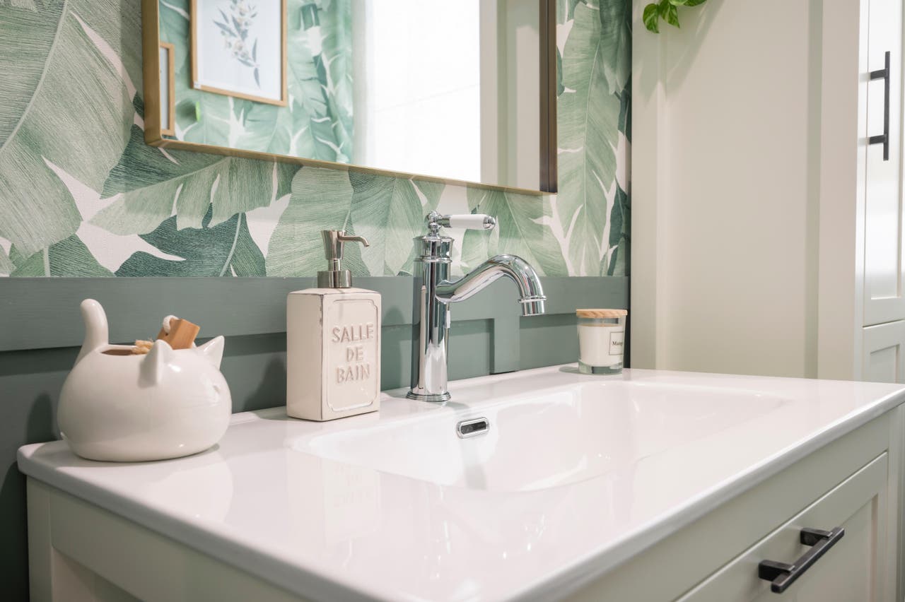 Diapositive ¡Inspírate con nuestro showroom de baños!
