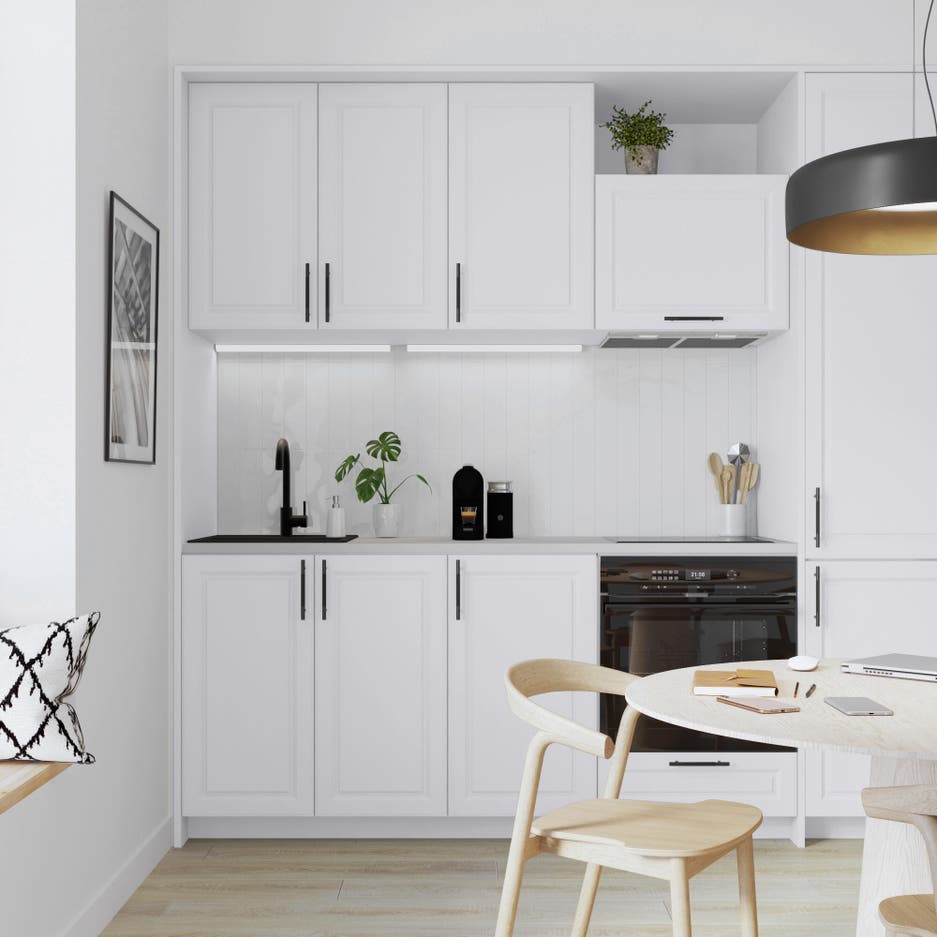 Cocina con muebles blancos. 