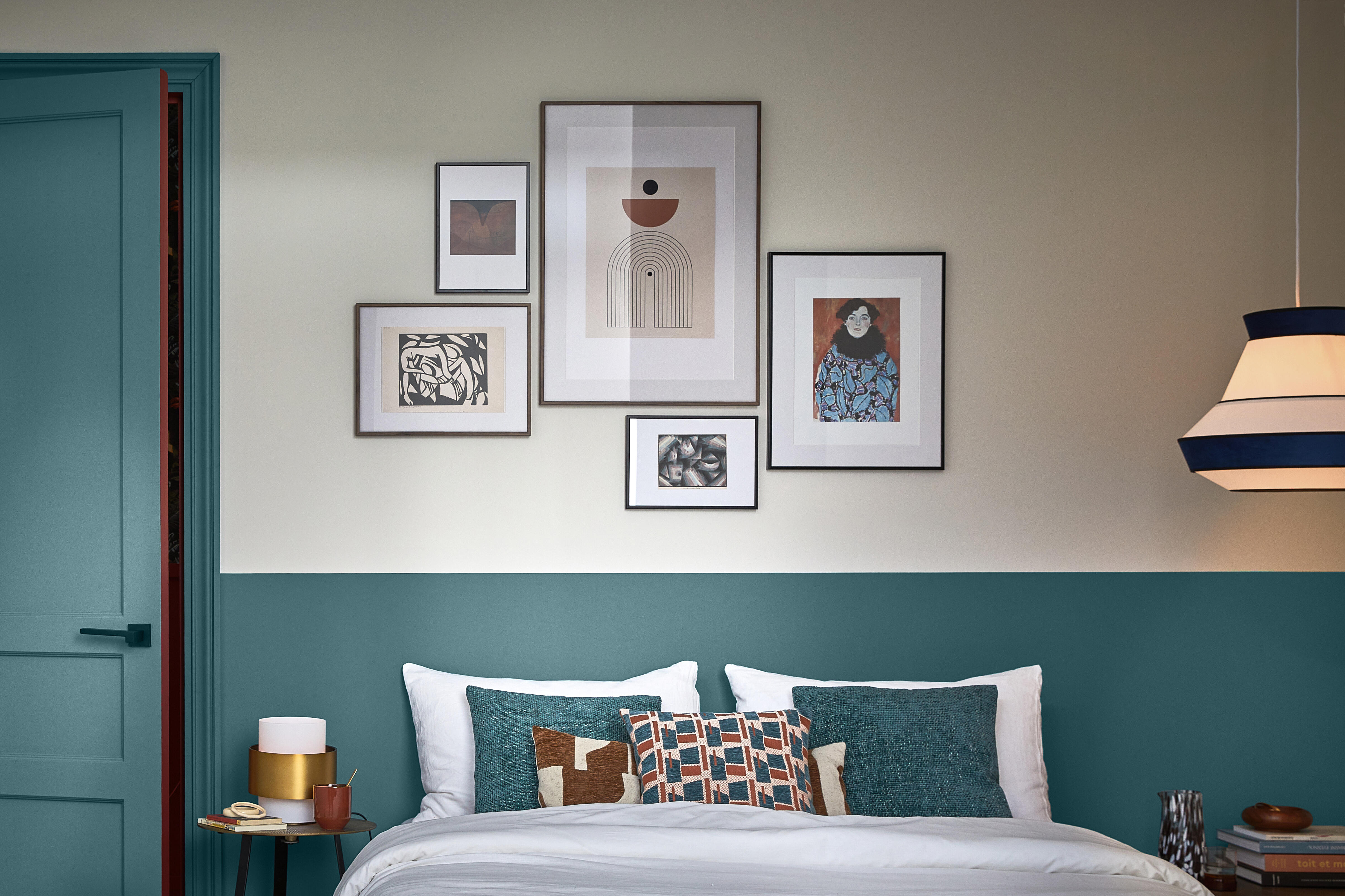 photo d'une chambre avec 2 peintures sur le mur