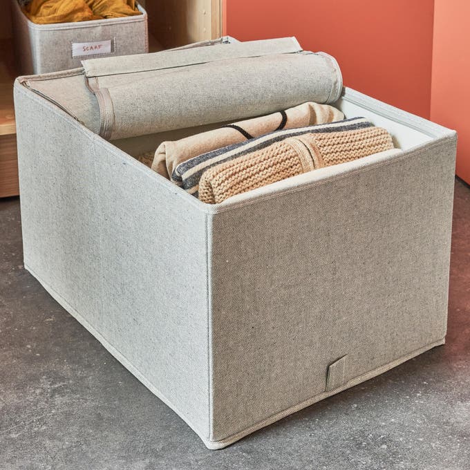 photo d'un bac de rangement de dressing