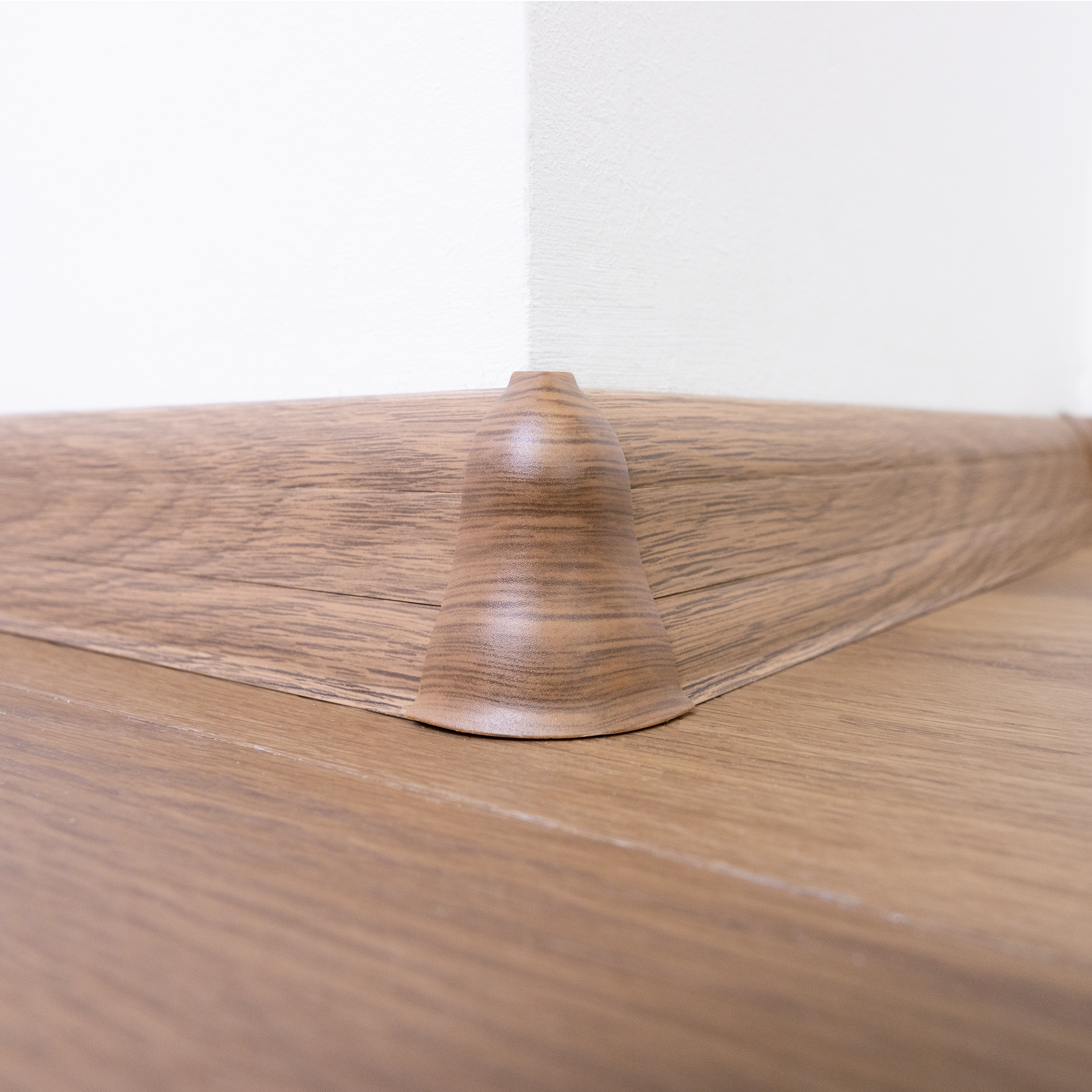 Narożnik zewnętrzny do listwy przypodłogowej PCV Dąb Ciemny 55 Artens - 3