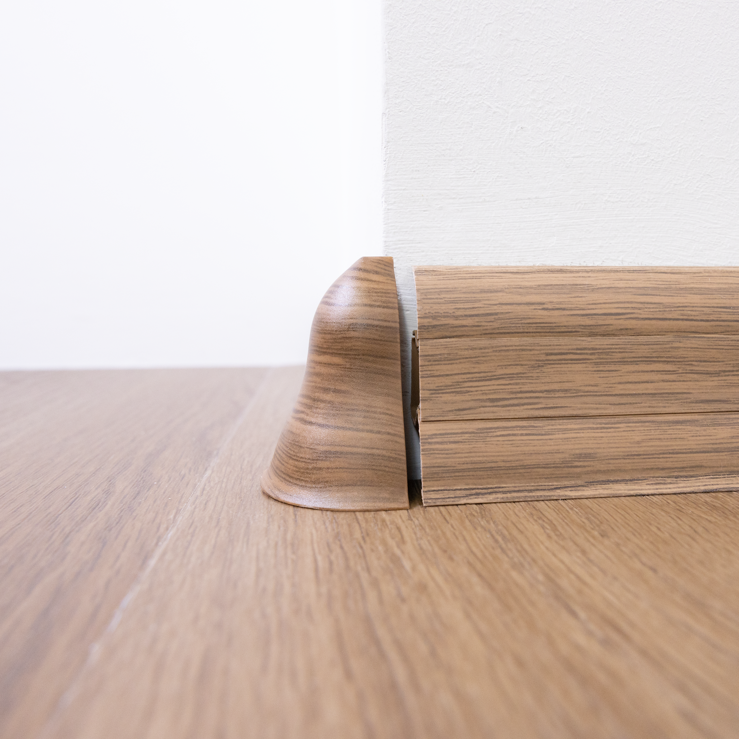 Narożnik zewnętrzny do listwy przypodłogowej PCV Dąb Ciemny 55 Artens - 2