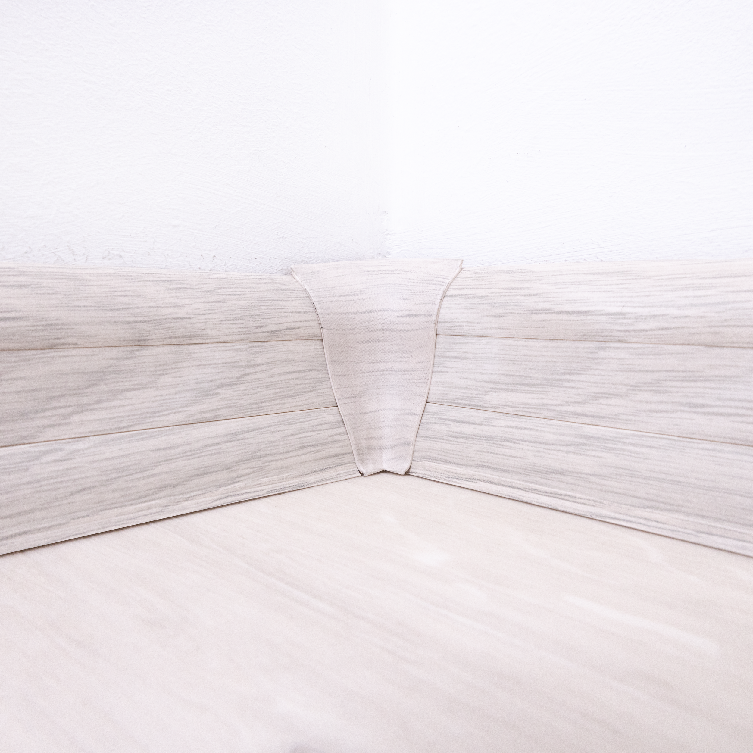 Narożnik wewnętrzny do listwy przypodłogowej PCV Dąb Havanna 55 Artens - 3