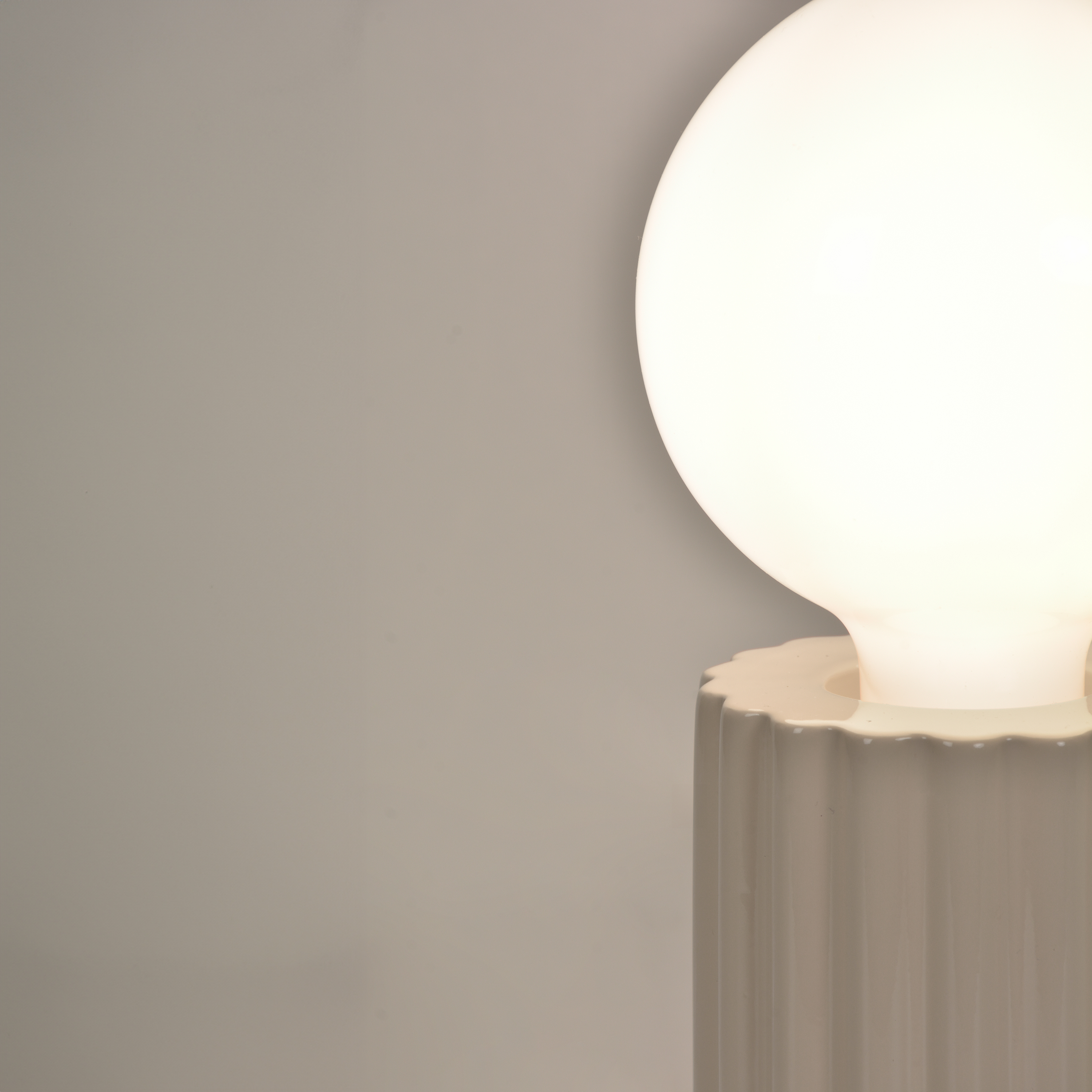 Lámpara de mesa compatible con casquillo E27 Tyamo INSPIRE con estructura cerámica beige pantalla de cerámica alimentación a red - 5