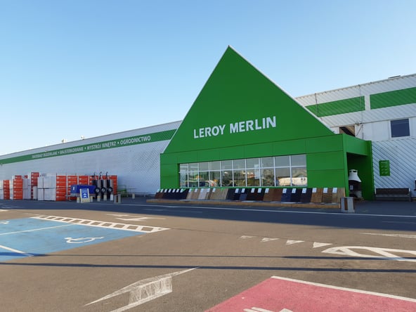 Zdjęcie przedstawiające frontowe wejście do sklepu Leroy Merlin