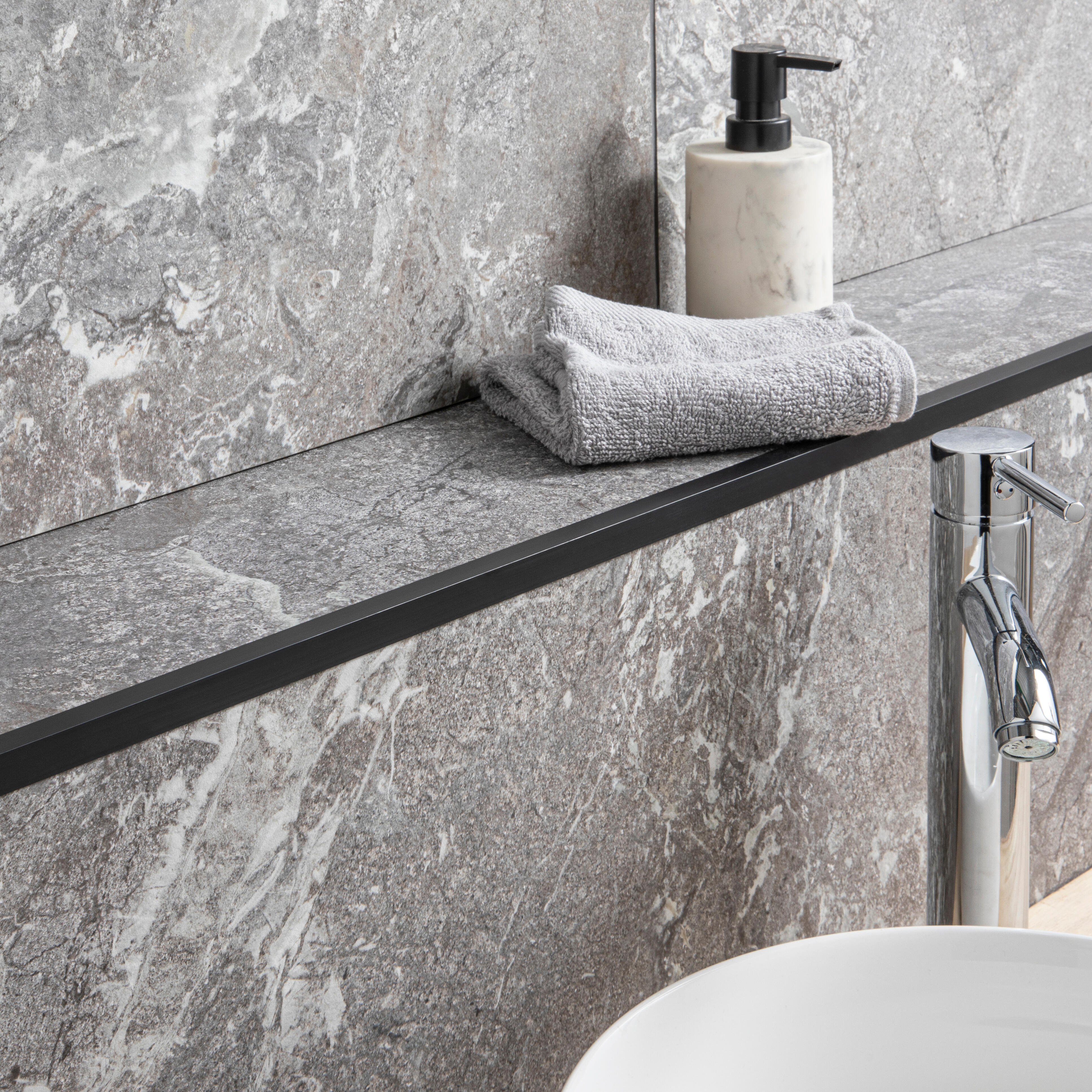 Perfil em L de abas iguais PVC preto mate 15x15x1 mm 2,6 m Standers - 2