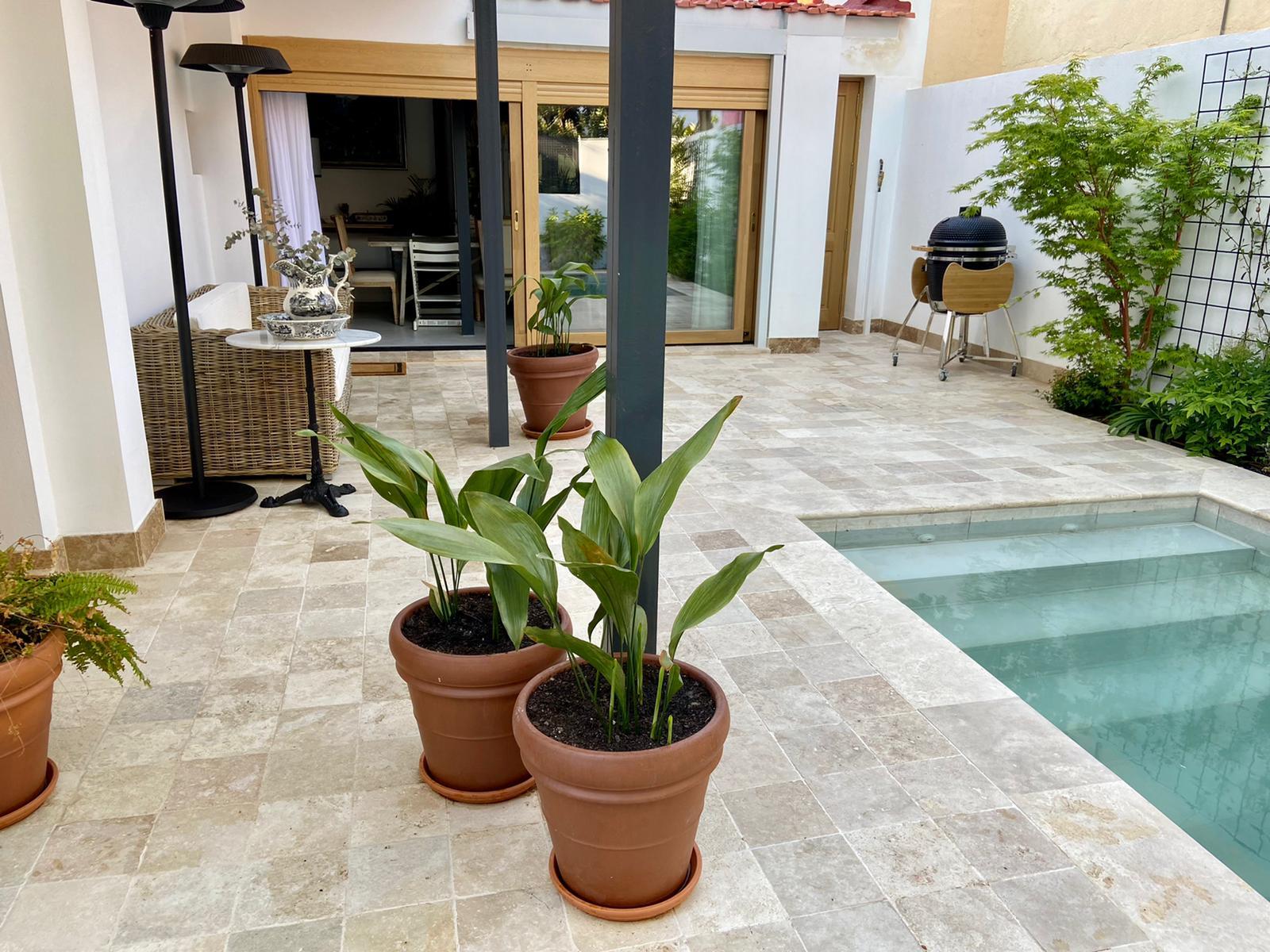 Baldosa piedra natural travertino coquera 20,3x20,3x1,2cm crema c3 int/ext