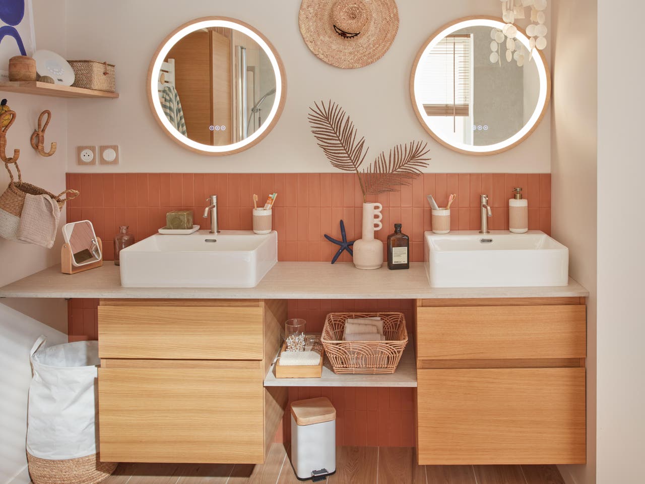 Diapositive Une salle de bains familiale de 6 m² à l’esprit bohème