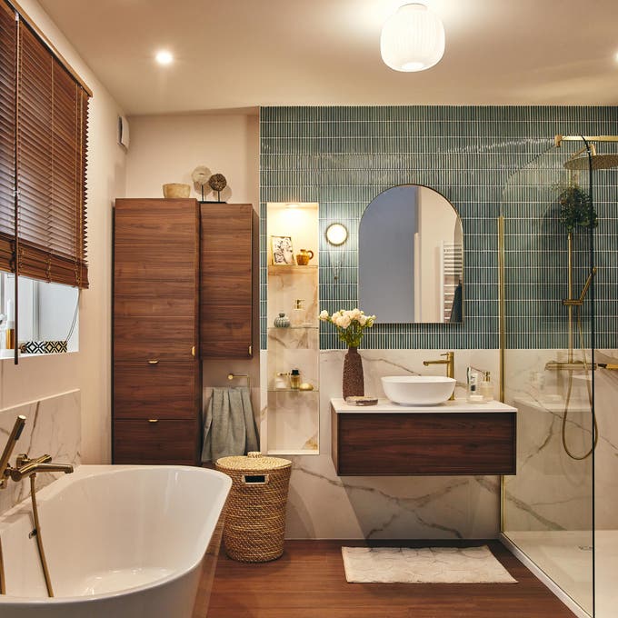 photo d'une salle de bain avec baignoire et douche à l'italienne