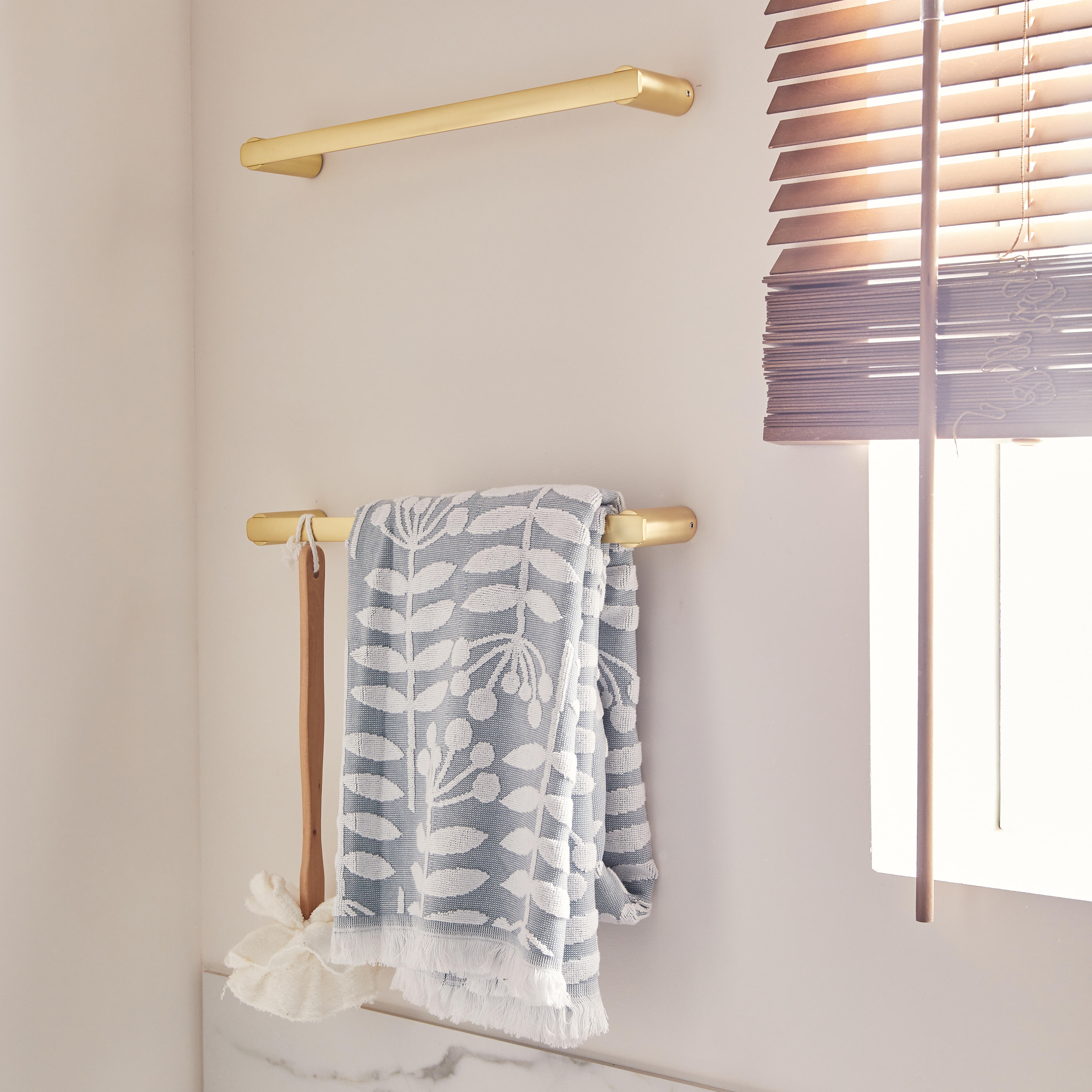 Toalheiro barra 40cm dourado Neo - 4