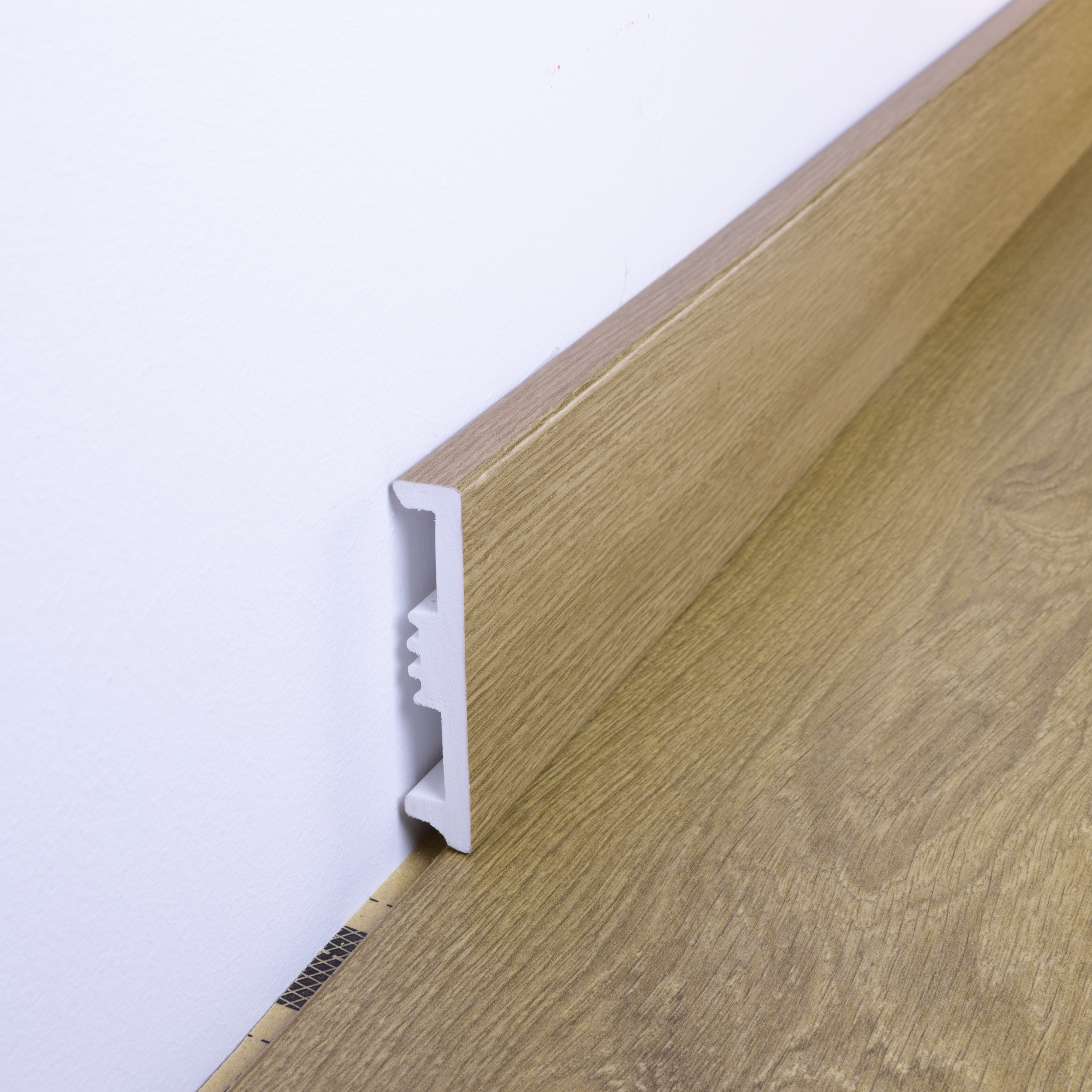 Battiscopa con passacavo STIQ XL 810 WOOD DECOR 085 ARTENS in polistirene marrone Sp 15 mm x H 8 x L 240 cm / 2.4 m - 6