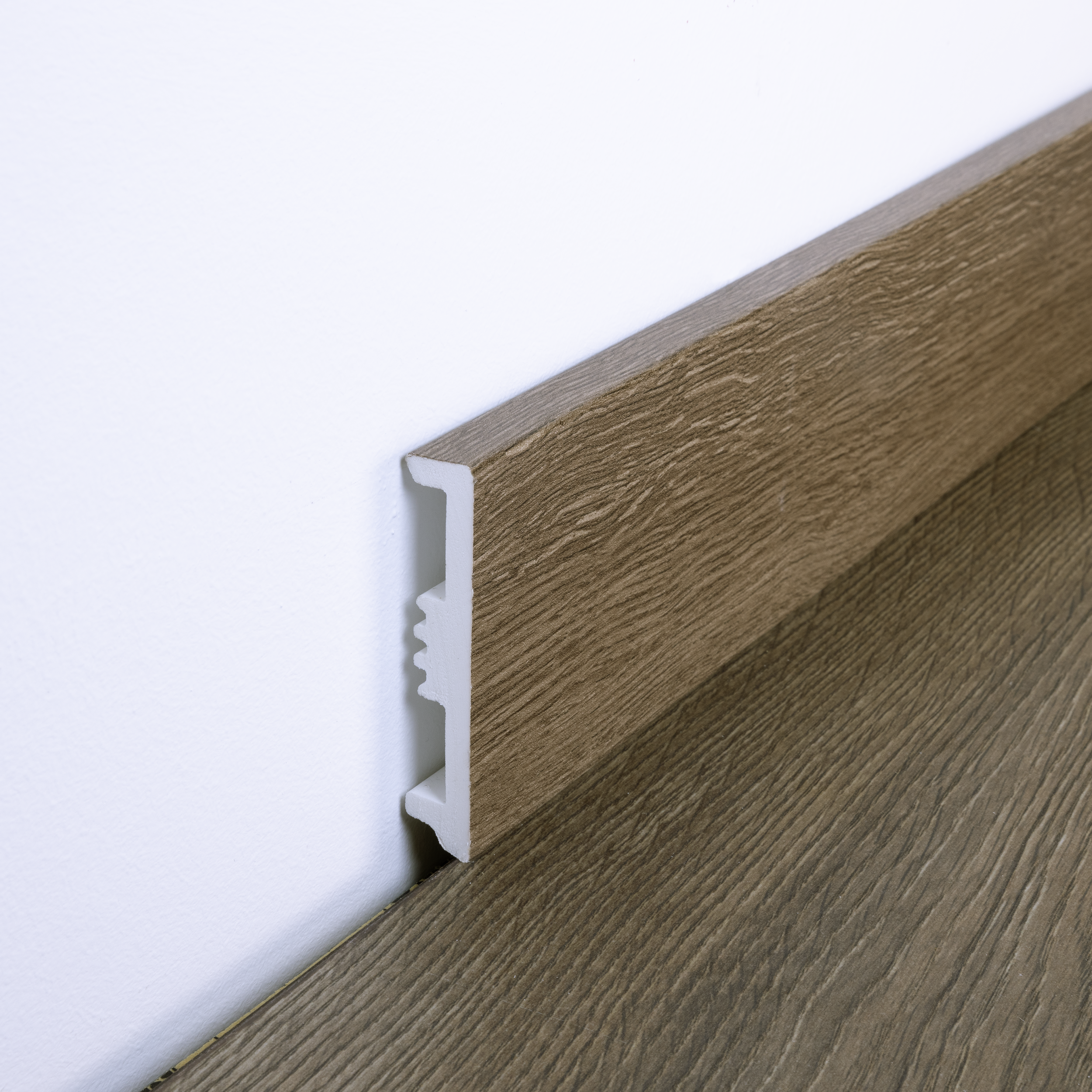 Battiscopa con passacavo STIQ XL 810 WOOD DECOR 090 ARTENS in polistirene marrone Sp 15 mm x H 8 x L 240 cm / 2.4 m - 5