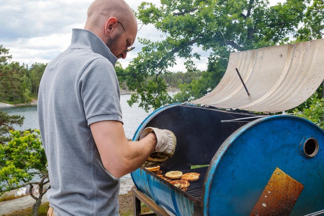 mężczyzna przy grillu