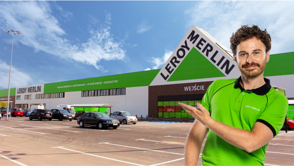 Zdjęcie przedstawiające pracownika na tle sklepu stacjonarnego Leroy Merlin