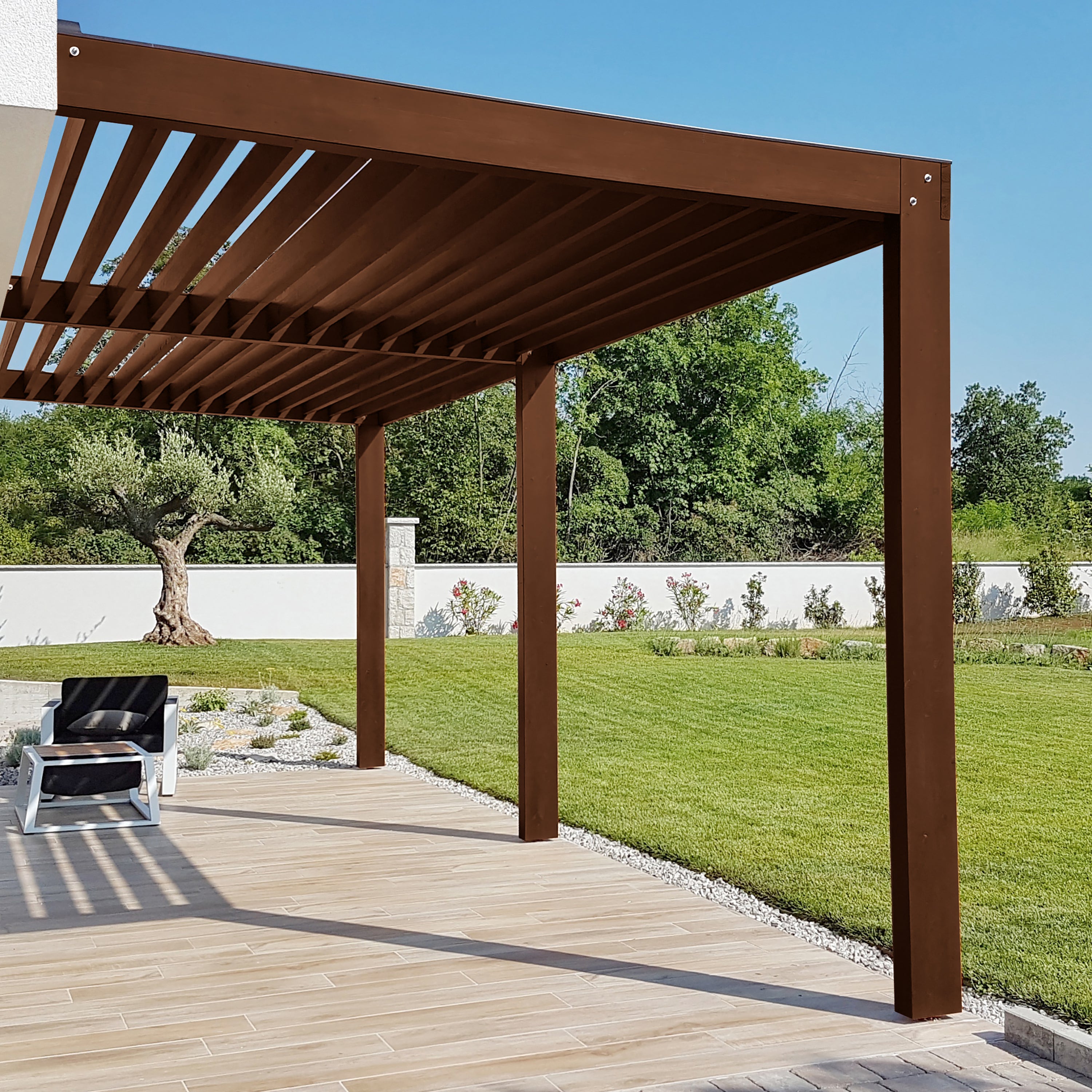 Impregnante per legno da esterno a base acqua LUXENS Protettivo noce scuro satinato 2.5 lt, 4 anni di protezione. - 2