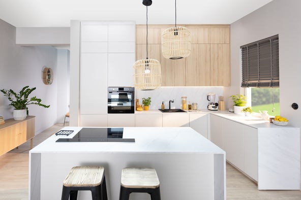 Zdjęcie aranżacji mebli kuchennych w kolorze białym