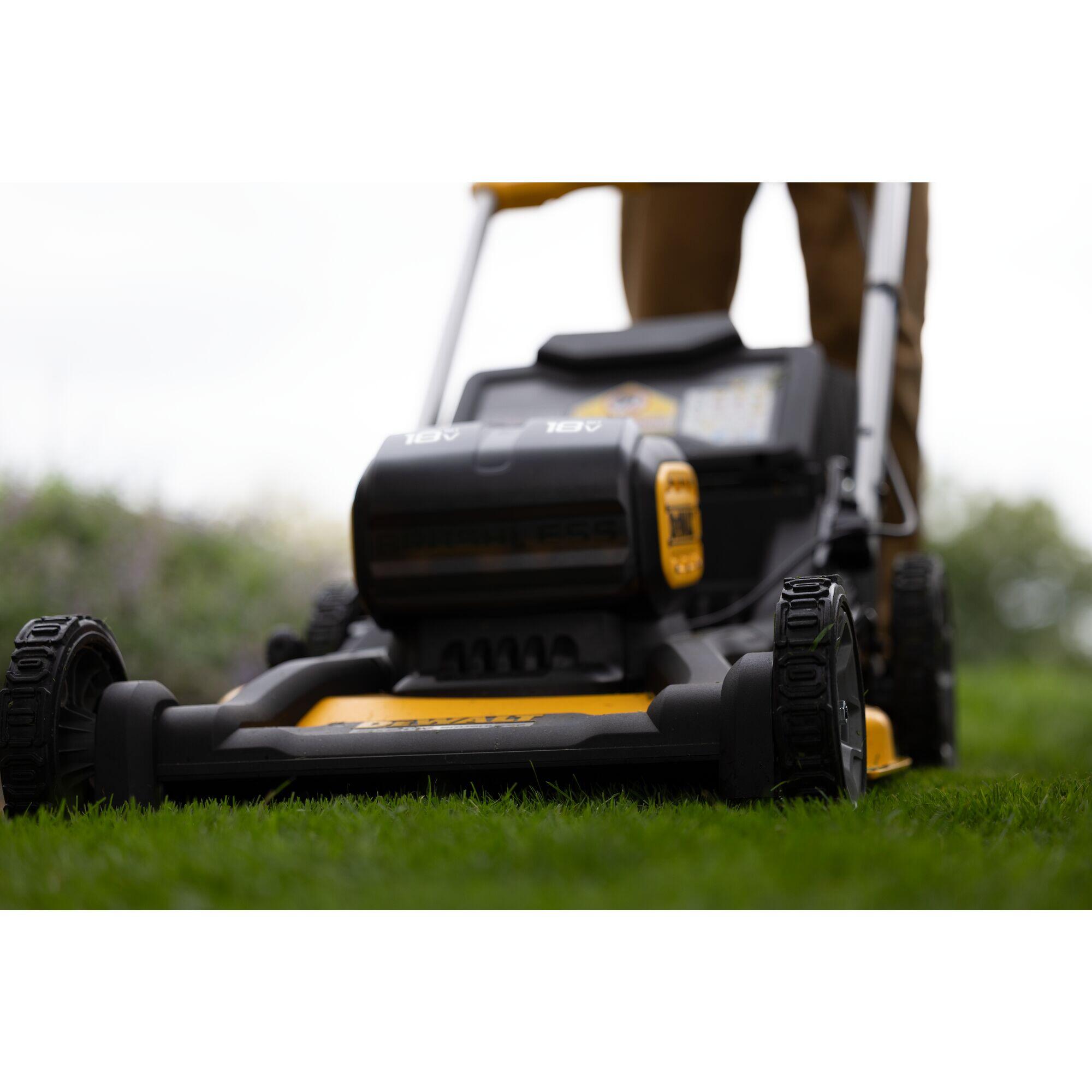 Tondeuse DEWALT XR 18V, L.53cm 2 Batteries 8Ah + Chargeur, DCMWSP156W2-QW - 6