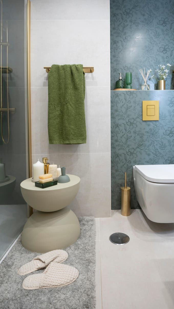 Baño con toalla verde.  