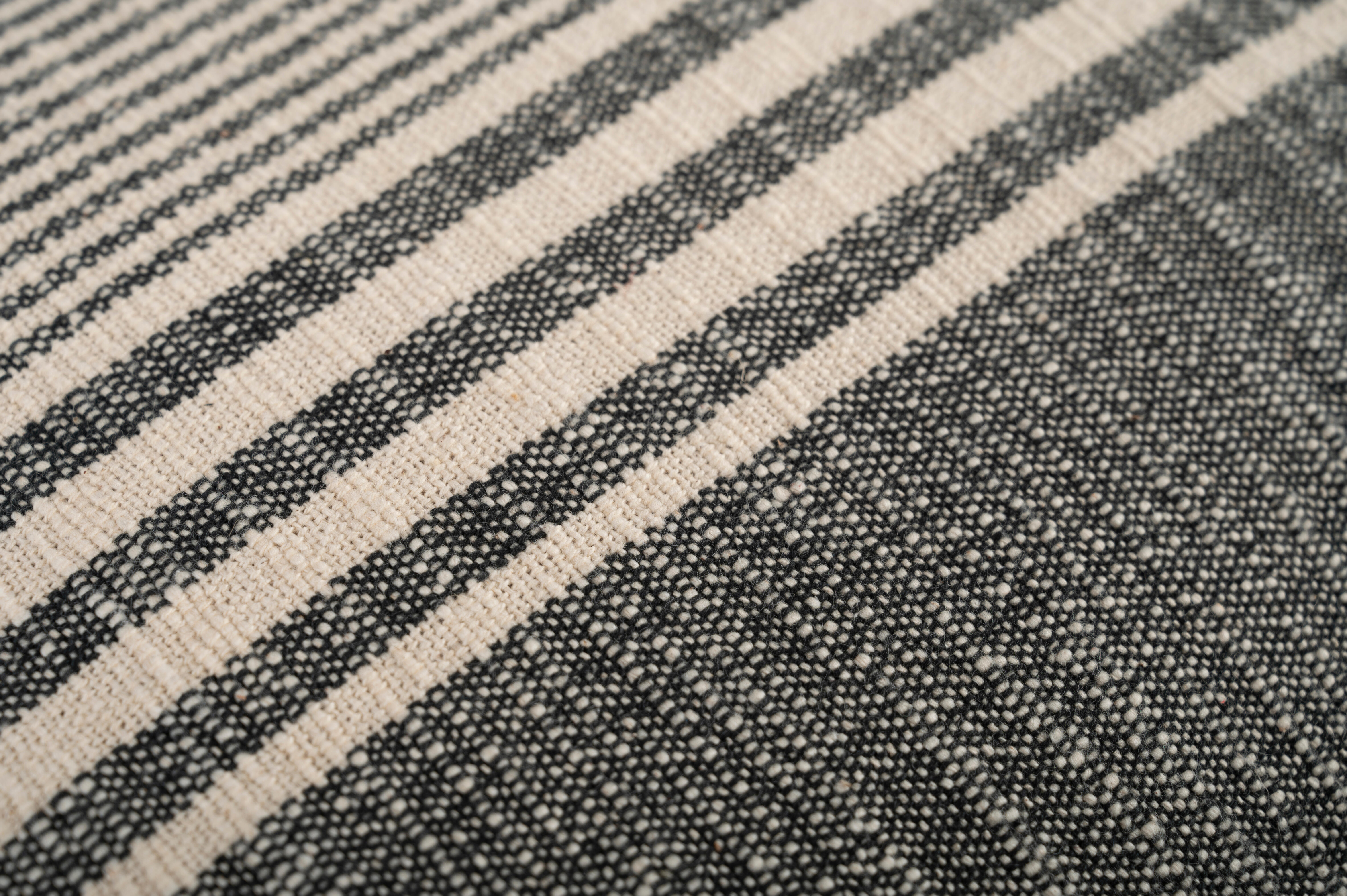 Cojín decorativo rectangular Yuri Paris rayas algodón negro y gris overlock y cosido INSPIRE 40x60cm - 8