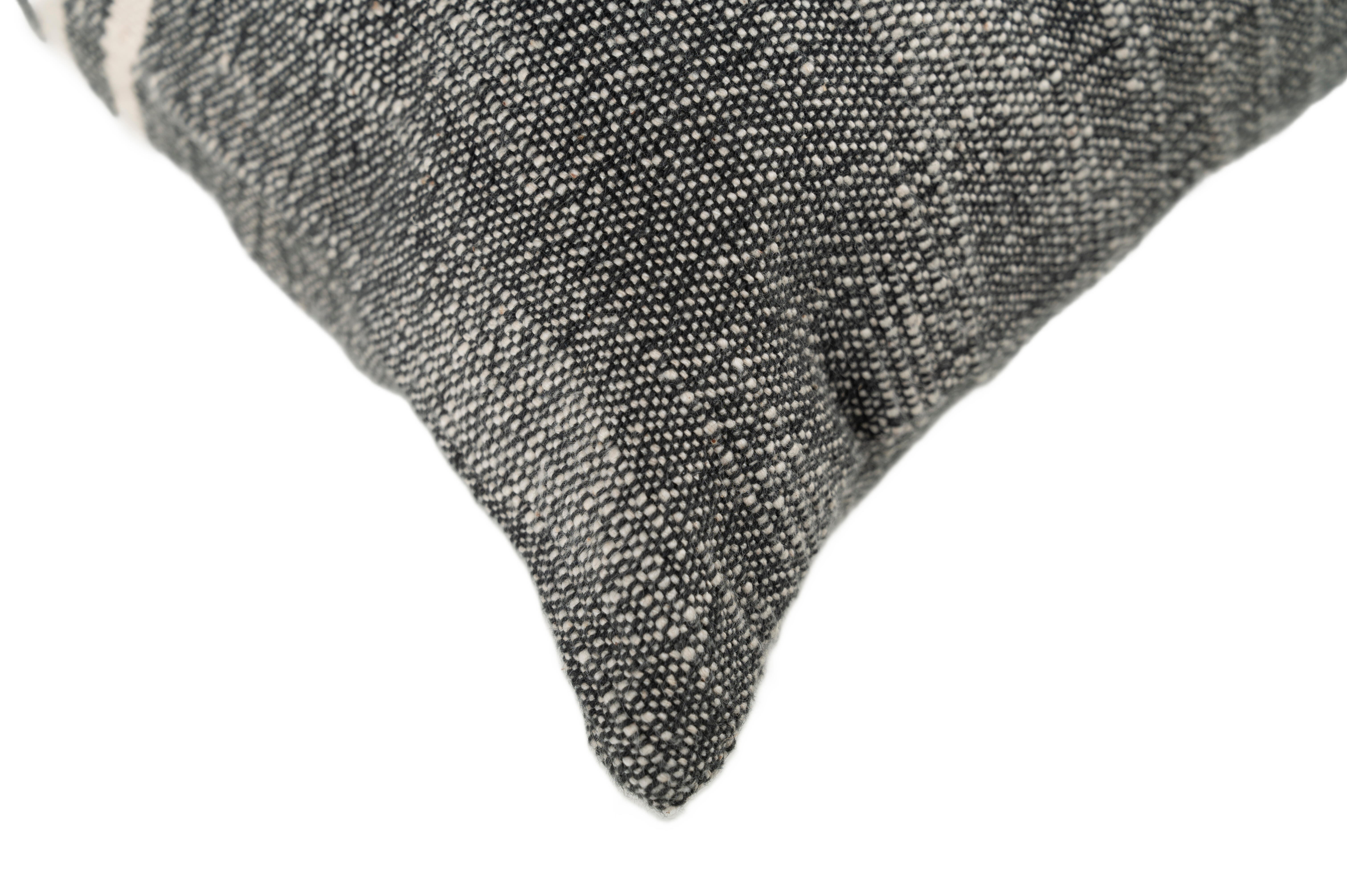 Cojín decorativo rectangular Yuri Paris rayas algodón negro y gris overlock y cosido INSPIRE 40x60cm - 7