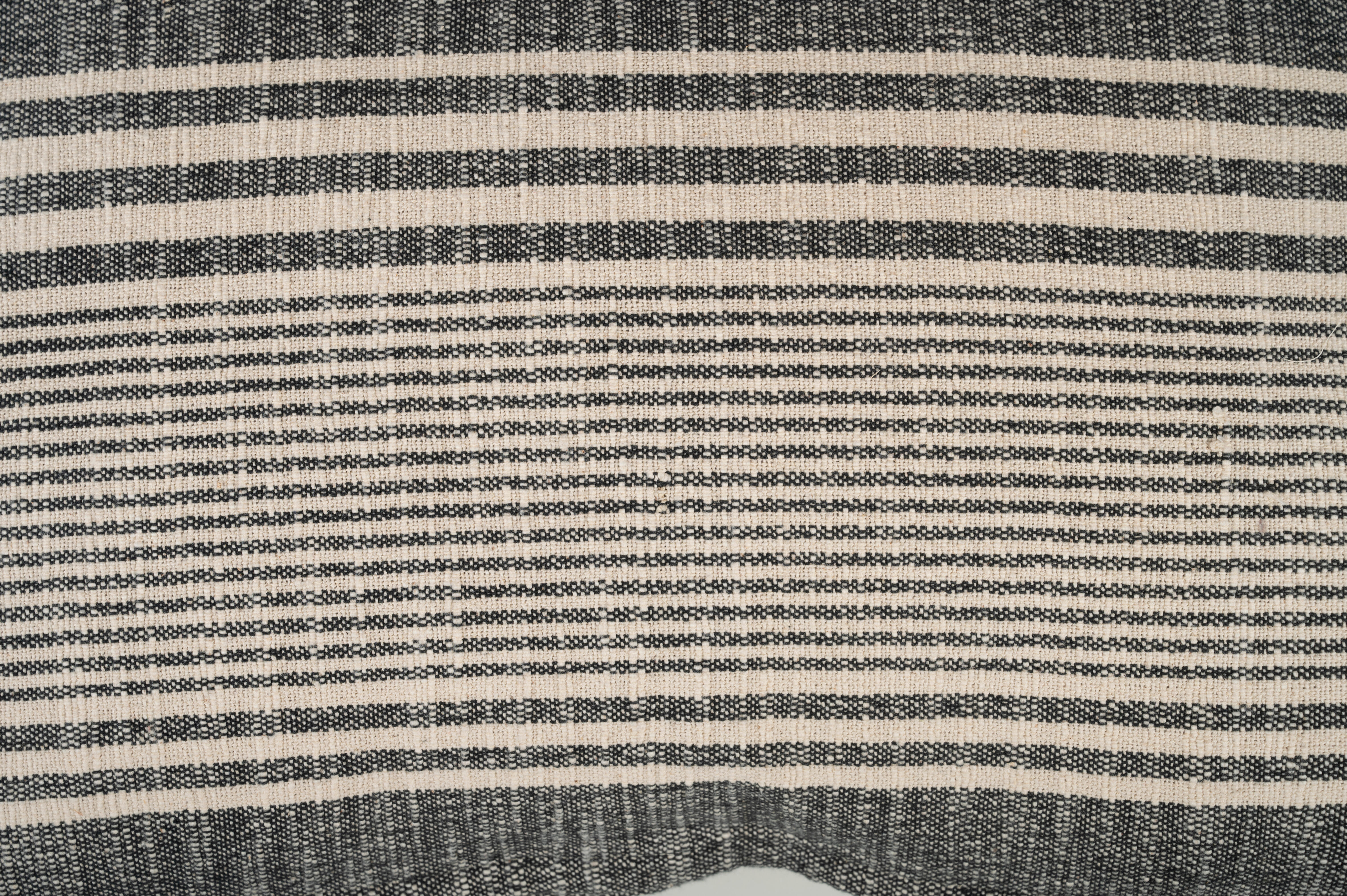 Cojín decorativo rectangular Yuri Paris rayas algodón negro y gris overlock y cosido INSPIRE 40x60cm - 6