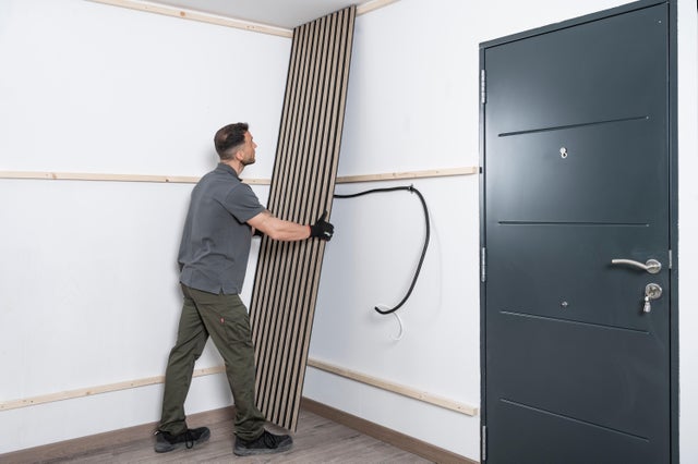 Profesional instalando palillería