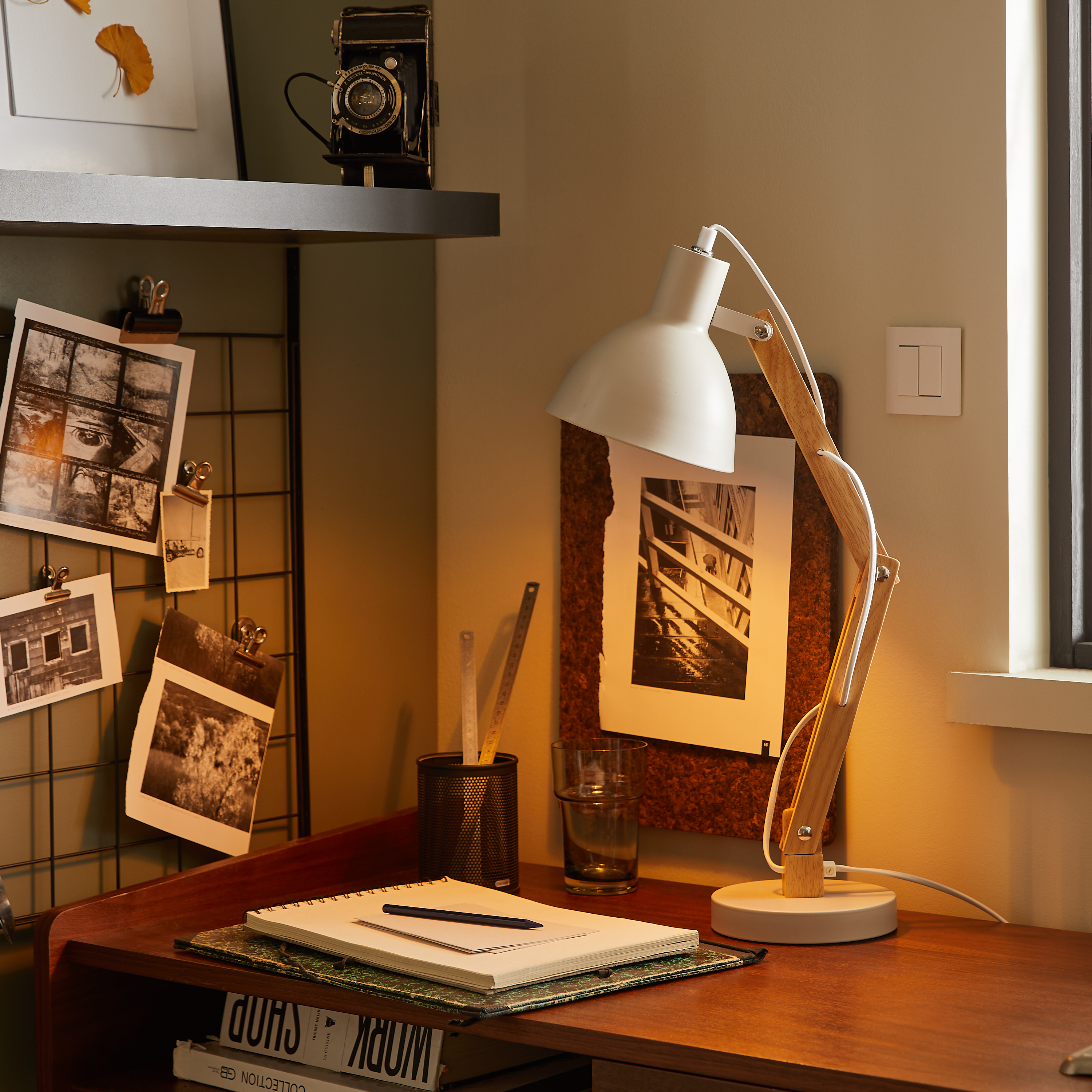 Flexo para escritorio compatible con casquillo E27 Motio INSPIRE con estructura hierro beige alimentación a red - 2