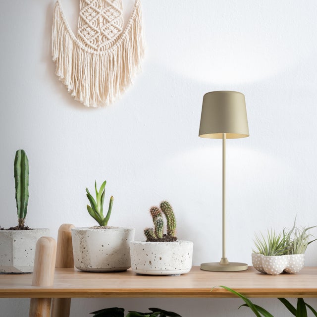 Lámpara de mesa sin cable táctil LED con control de la intensidad de la luz Kaami BRILLIANT con estructura de aluminio marrón pantalla marrón luz cálida 3000K