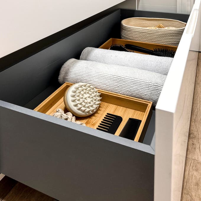 Cajón del mueble del lavabo en el baño