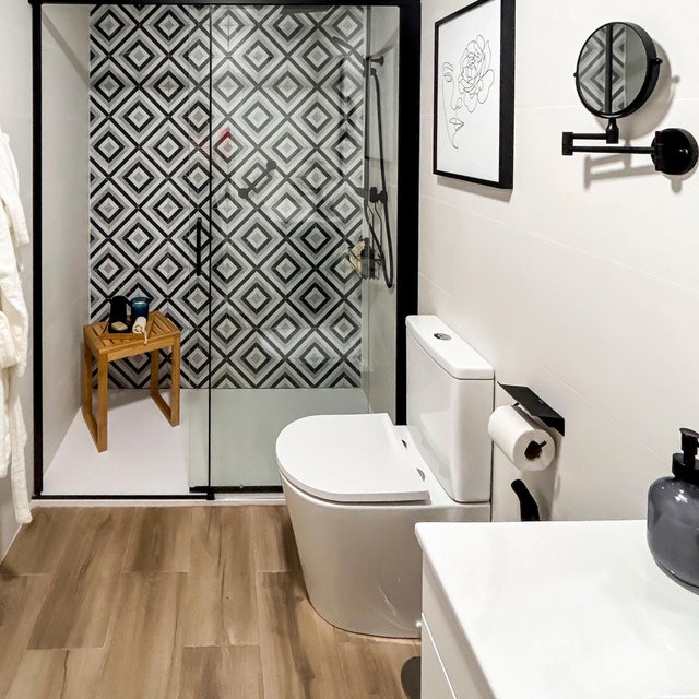 Baño pequeño moderno con pared geométrica