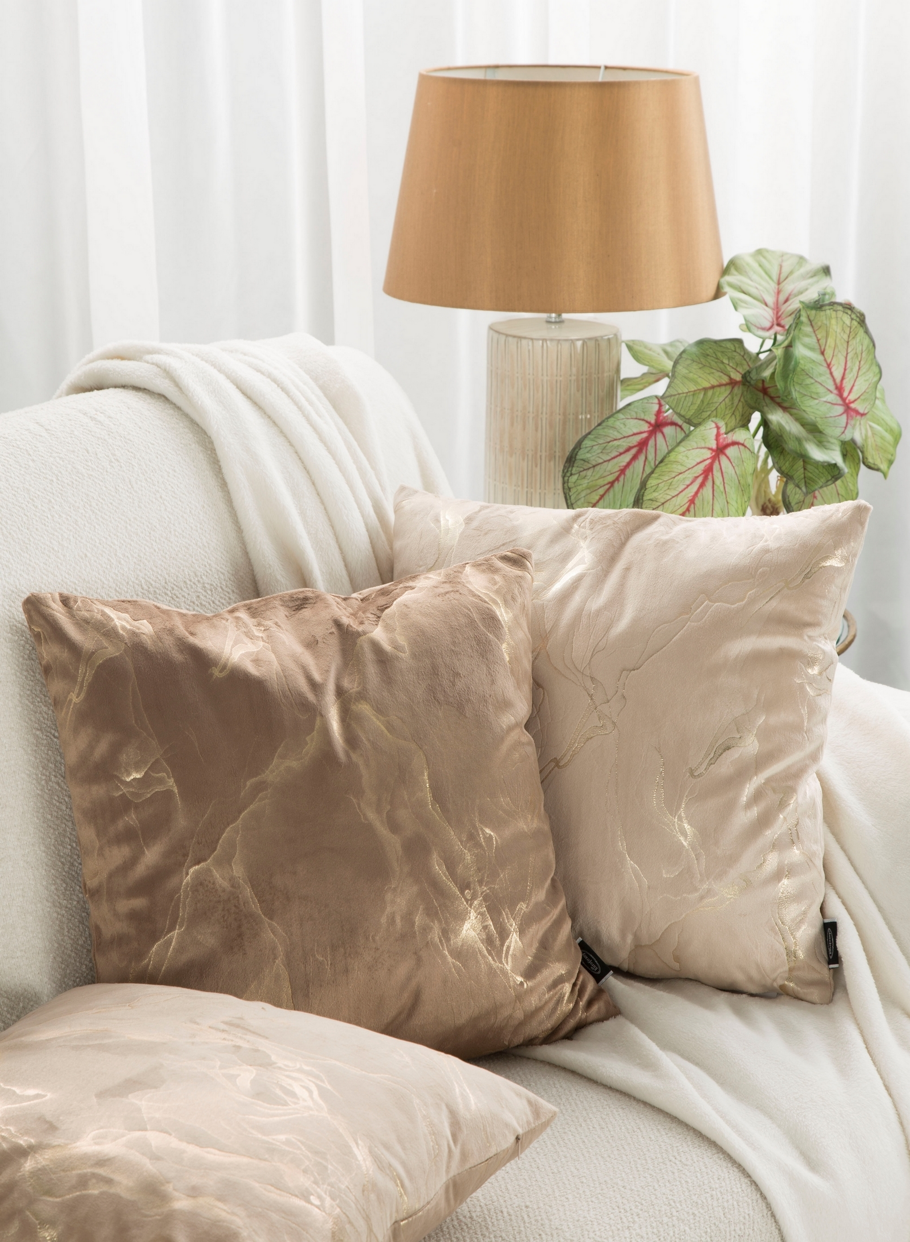 Poszewka na poduszkę welwetowa Naira beżowa 45 x 45 cm - 2