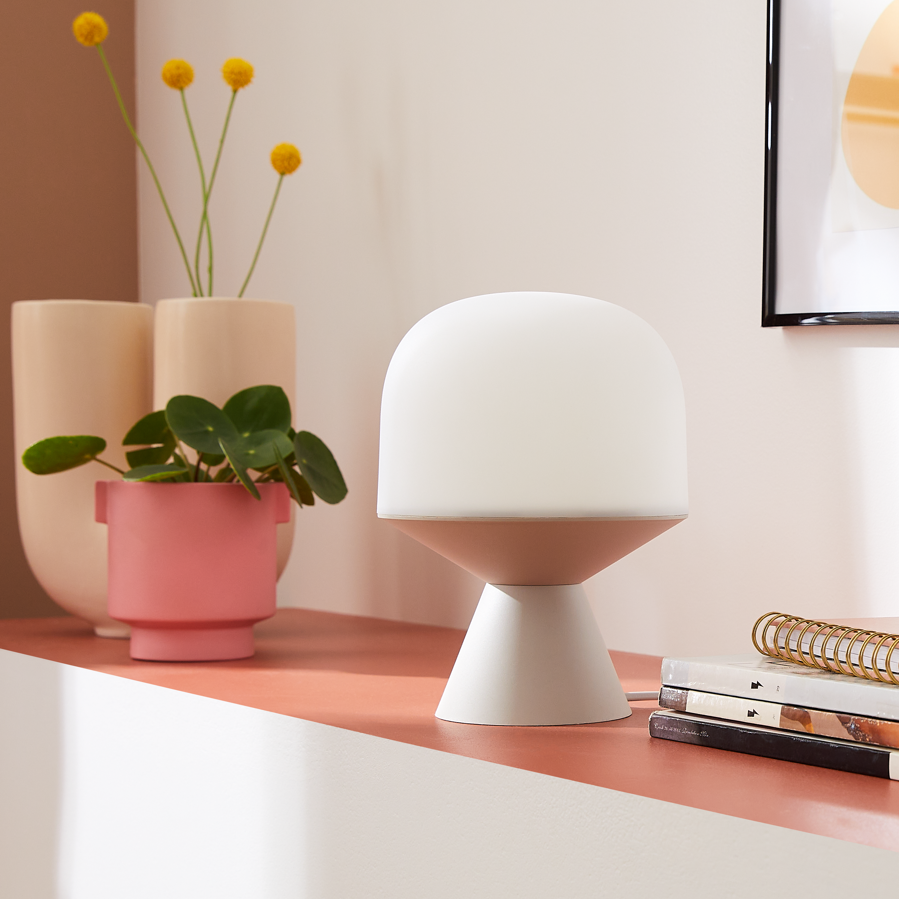 Lámpara de mesa compatible con casquillo E14 Tiga INSPIRE con estructura beige pantalla blanca alimentación a red - 2