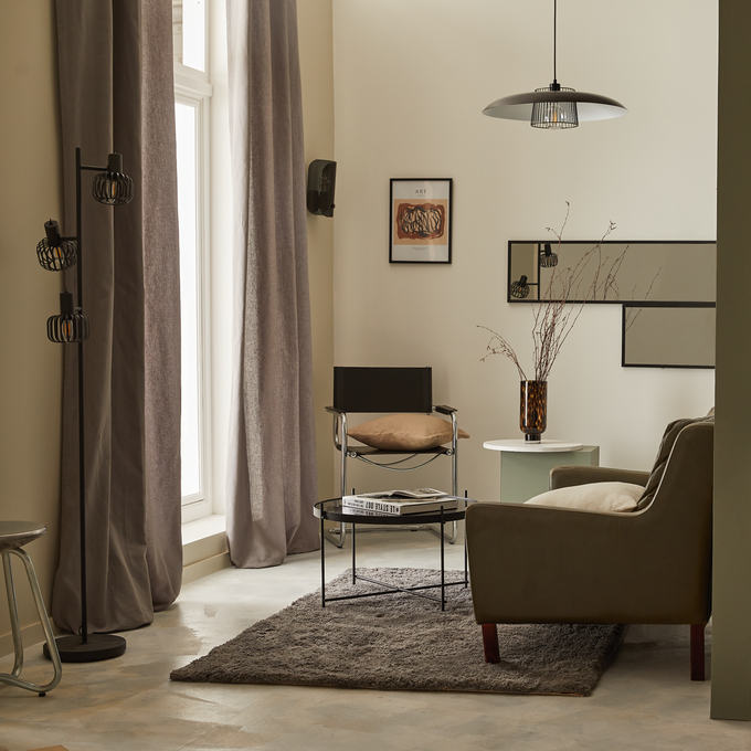 salon z kanapą w stylu industrialnym 