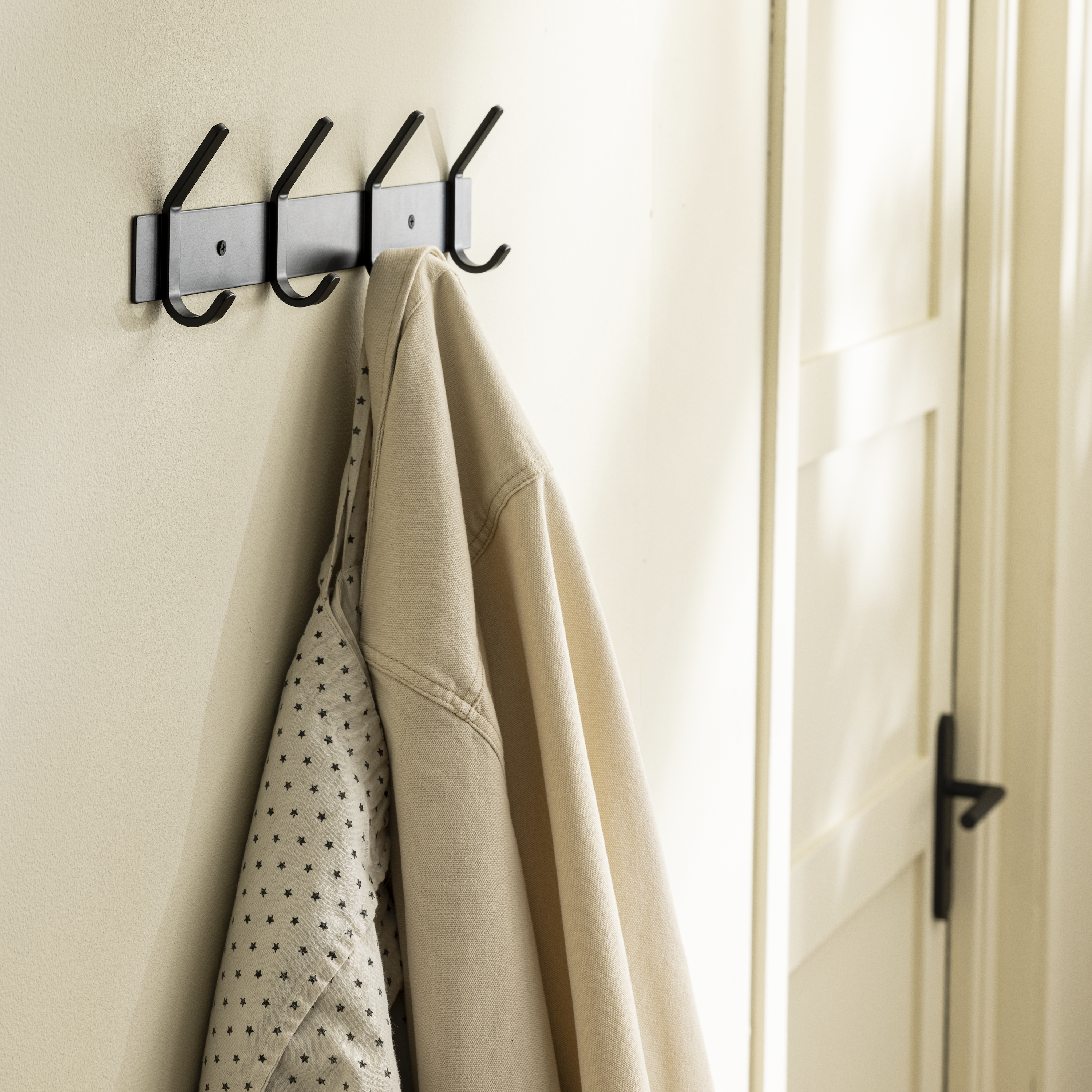 Perchero de pared SPACEO Leo negro con 4 ganchos - 2