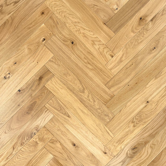 Podłoga drewniana lita jodełka klasyczna Dąb Złoty Rustic lakierowany szczotkowany 15x90x600 mm Lareco