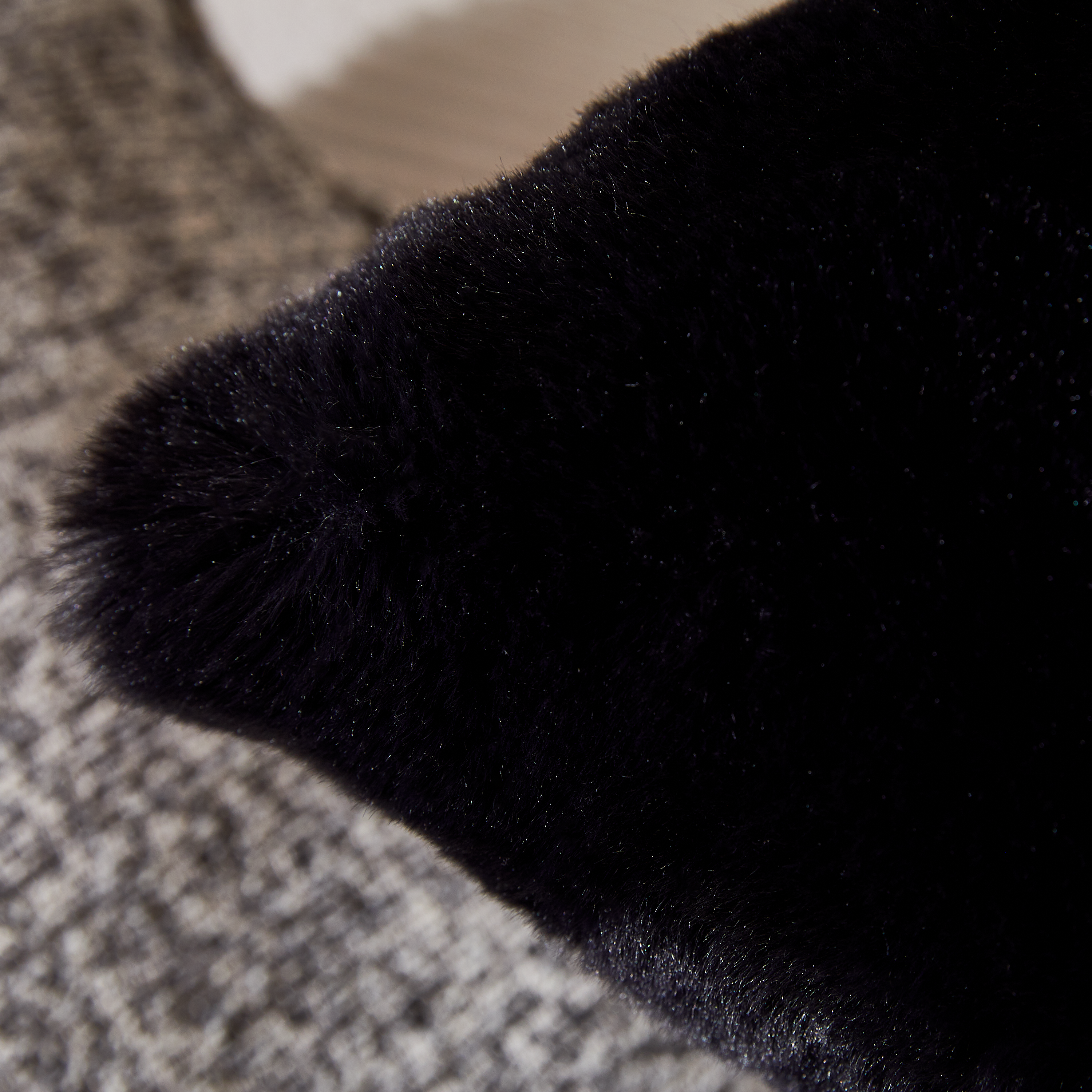 Coussin Swanny, imitation fourrure, noir l.45 x H.45 cm INSPIRE - 3