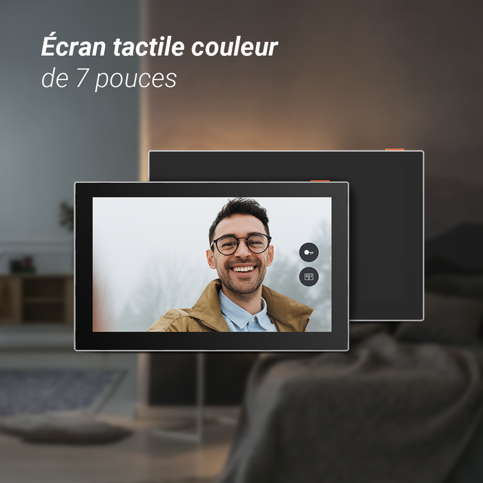 Faisant office de panneau de commande principal, l'écran tactile de 7 pouces vous permet de personnaliser les paramètres de votre visiophone, de faciliter les communications à distance et de stocker des instantanés et des enregistrements vidéo déclenchés par un mouvement. Lorsque vous appuyez sur la sonnette, l'écran intérieur s'allume simultanément pour vous indiquer qui est à l'extérieur.	