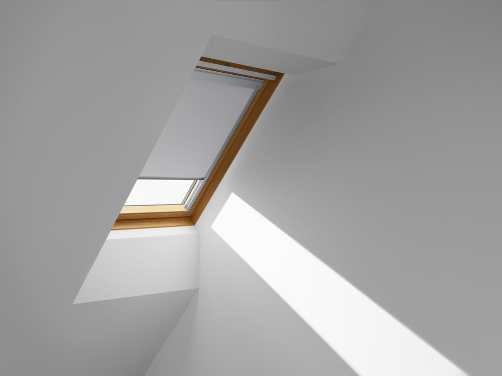 store fenêtre de toit velux de couleur gris sur une fenêtre de toit en bois velux - 3