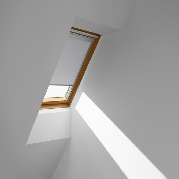 store fenêtre de toit velux de couleur gris sur une fenêtre de toit en bois velux