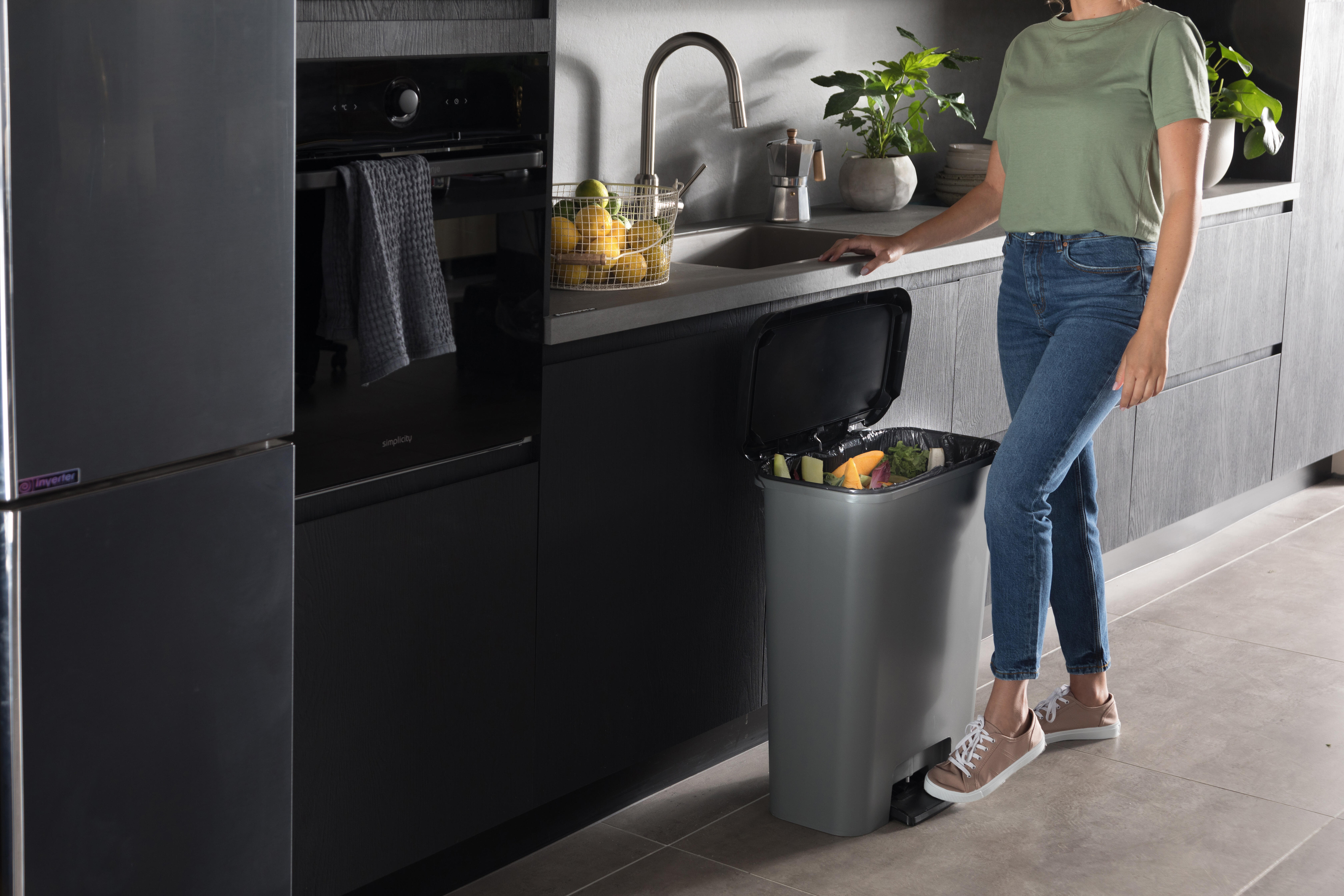 Baldo de lixo com pedal  50 litros cinza Curver - 3