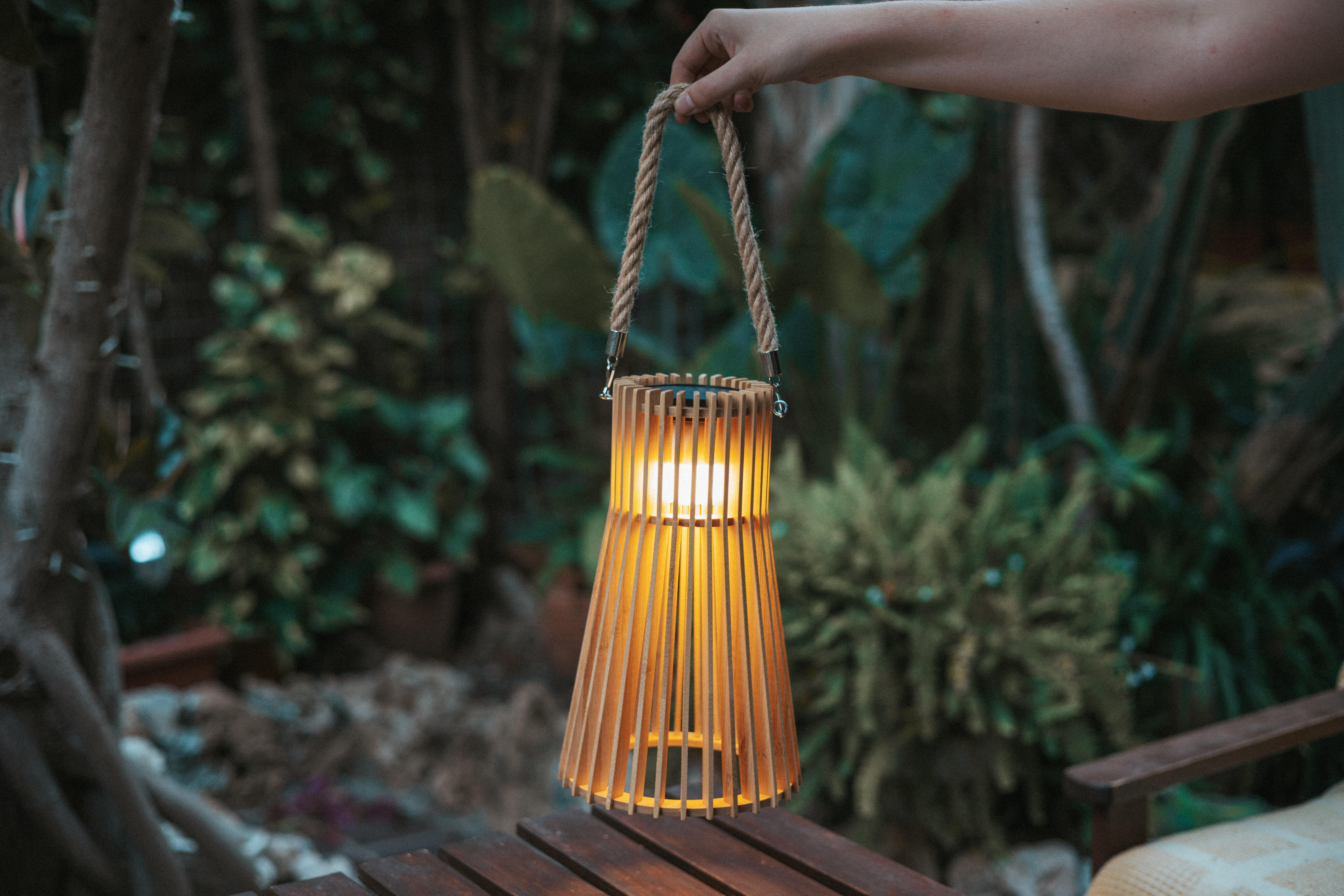 Lámpara de mesa solar sin cables de bambú exterior marrón luz LED intensidad regulable INSPIRE Okinawa 29 IP54 y 6hrs autonomía - 11