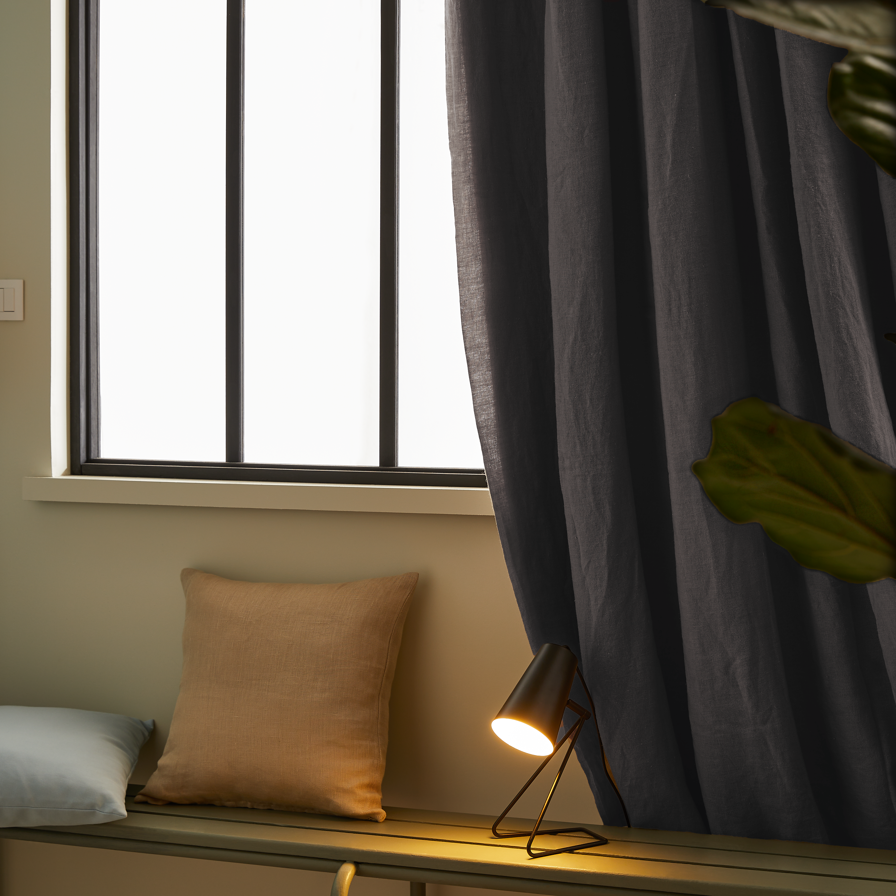 Lámpara de mesa compatible con casquillo E14 Moeta INSPIRE con estructura hierro negro pantalla negra de acero alimentación a red - 8