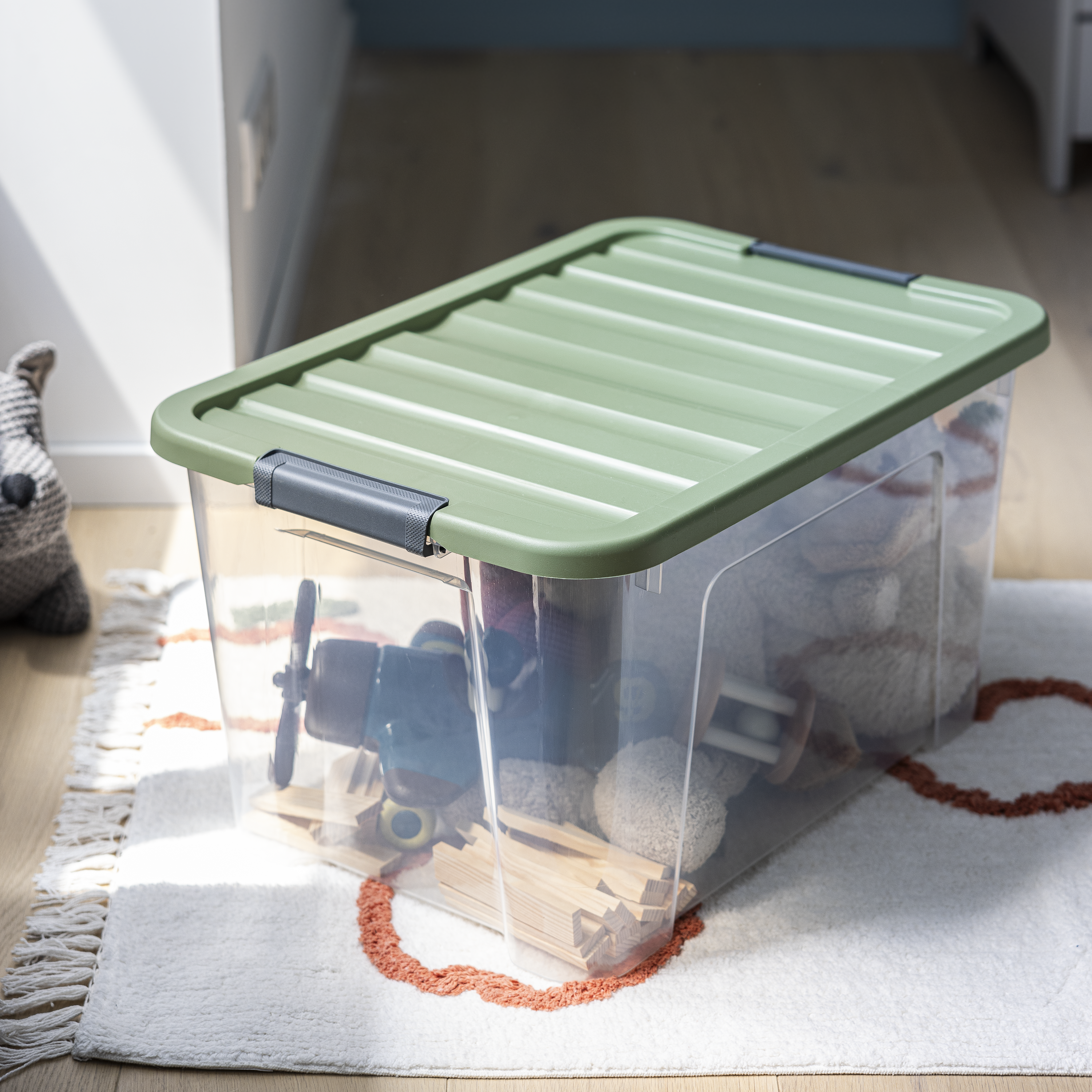 Caja de plástico reciclado transparente capacidad 44L medidas 55x30.5x39 cm - 2