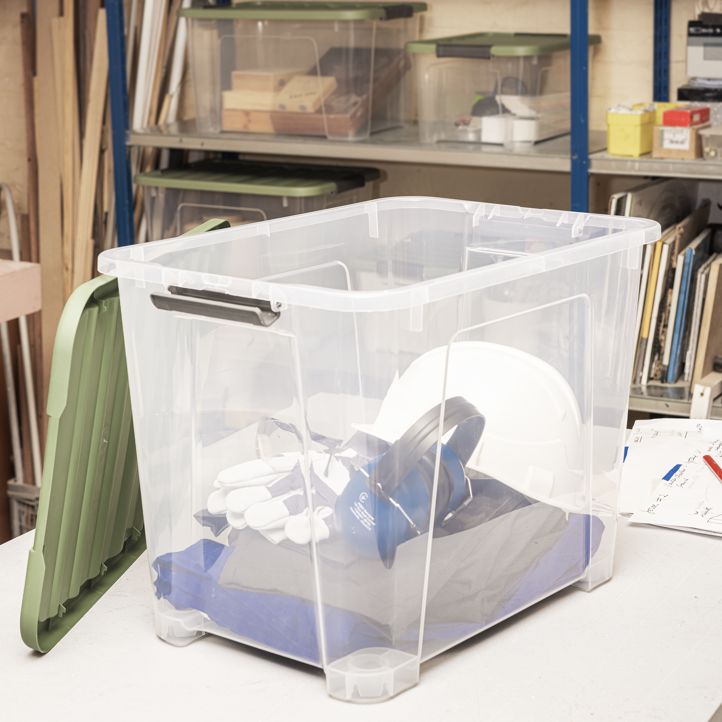 Caja de plástico reciclado transparente con ruedas capacidad 57L medidas 55x41x39 cm - 2