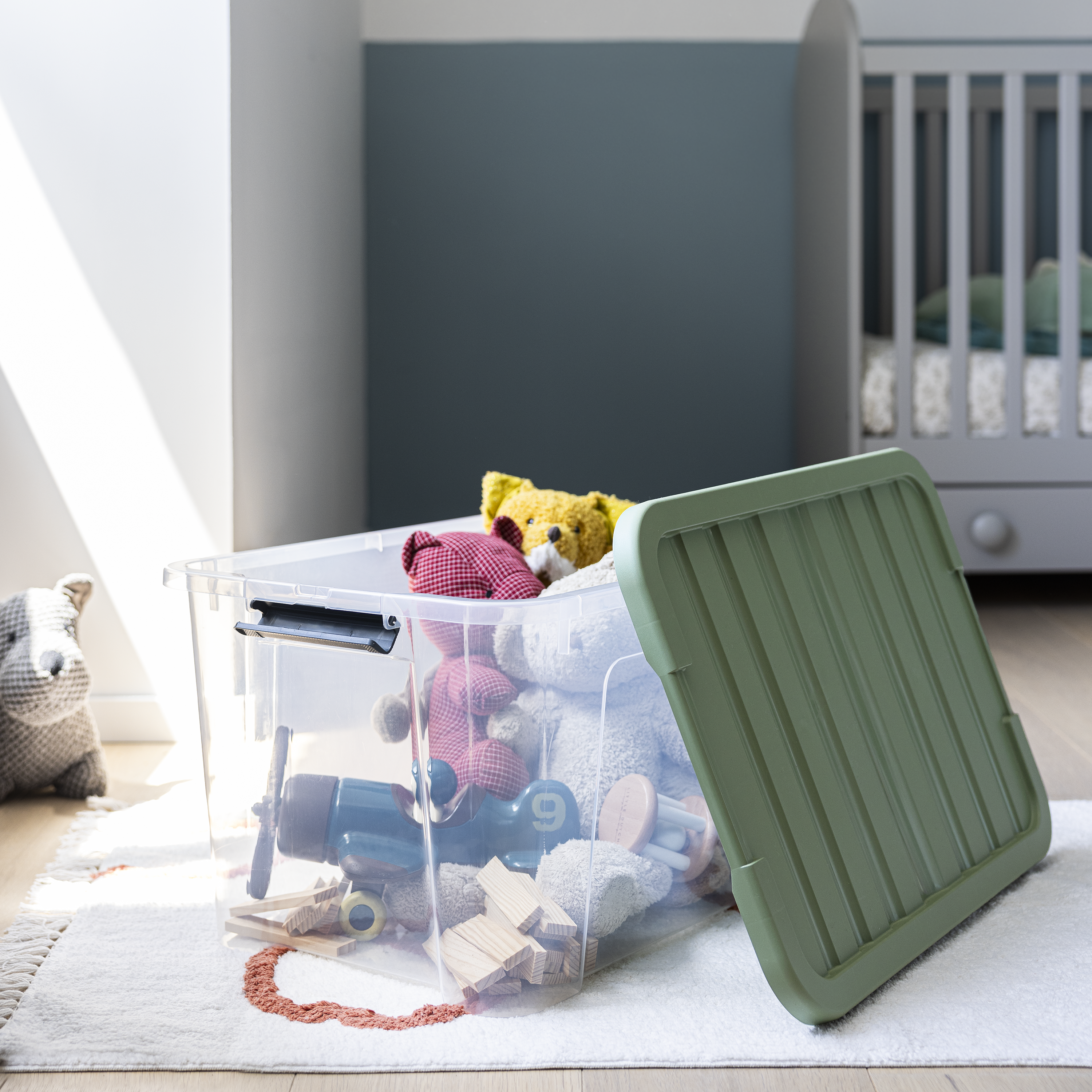 Caja de plástico reciclado transparente capacidad 44L medidas 55x30.5x39 cm - 6