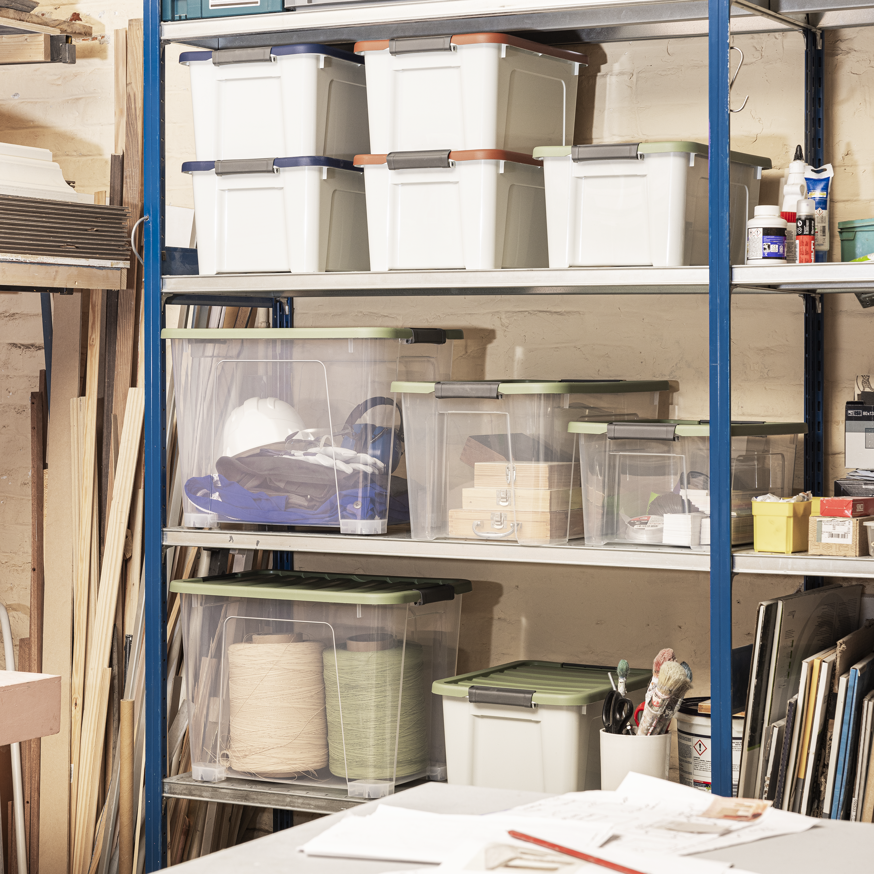 Caja de plástico reciclado transparente con ruedas capacidad 57L medidas 55x41x39 cm - 6