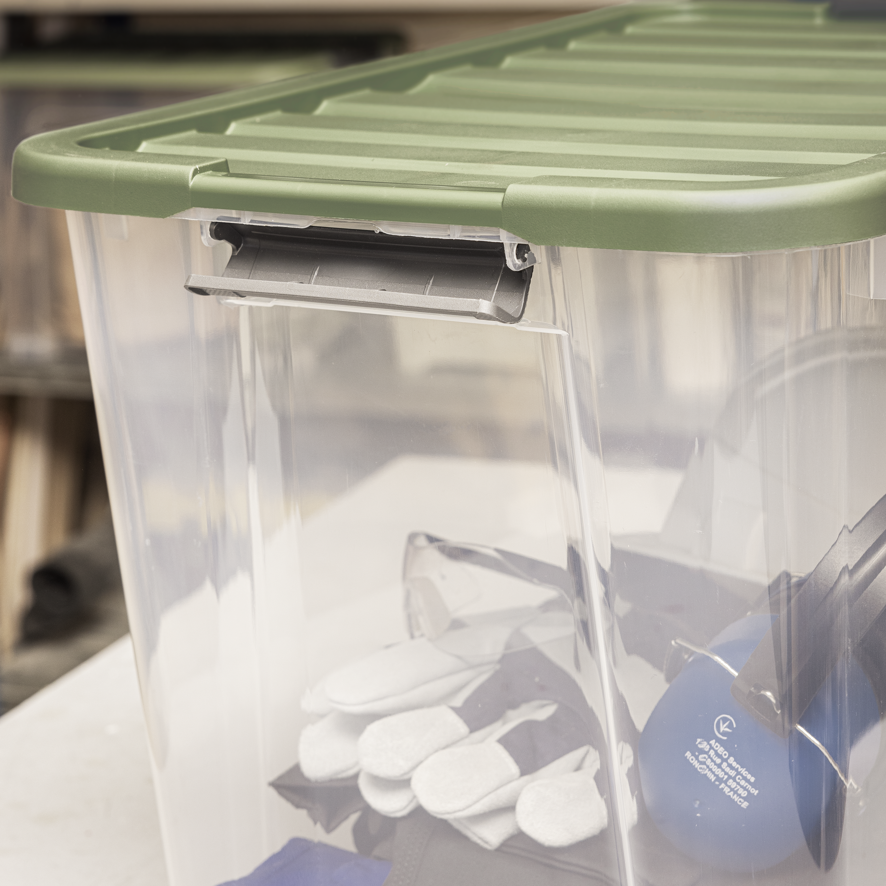 Caja de plástico reciclado transparente con ruedas capacidad 57L medidas 55x41x39 cm - 4